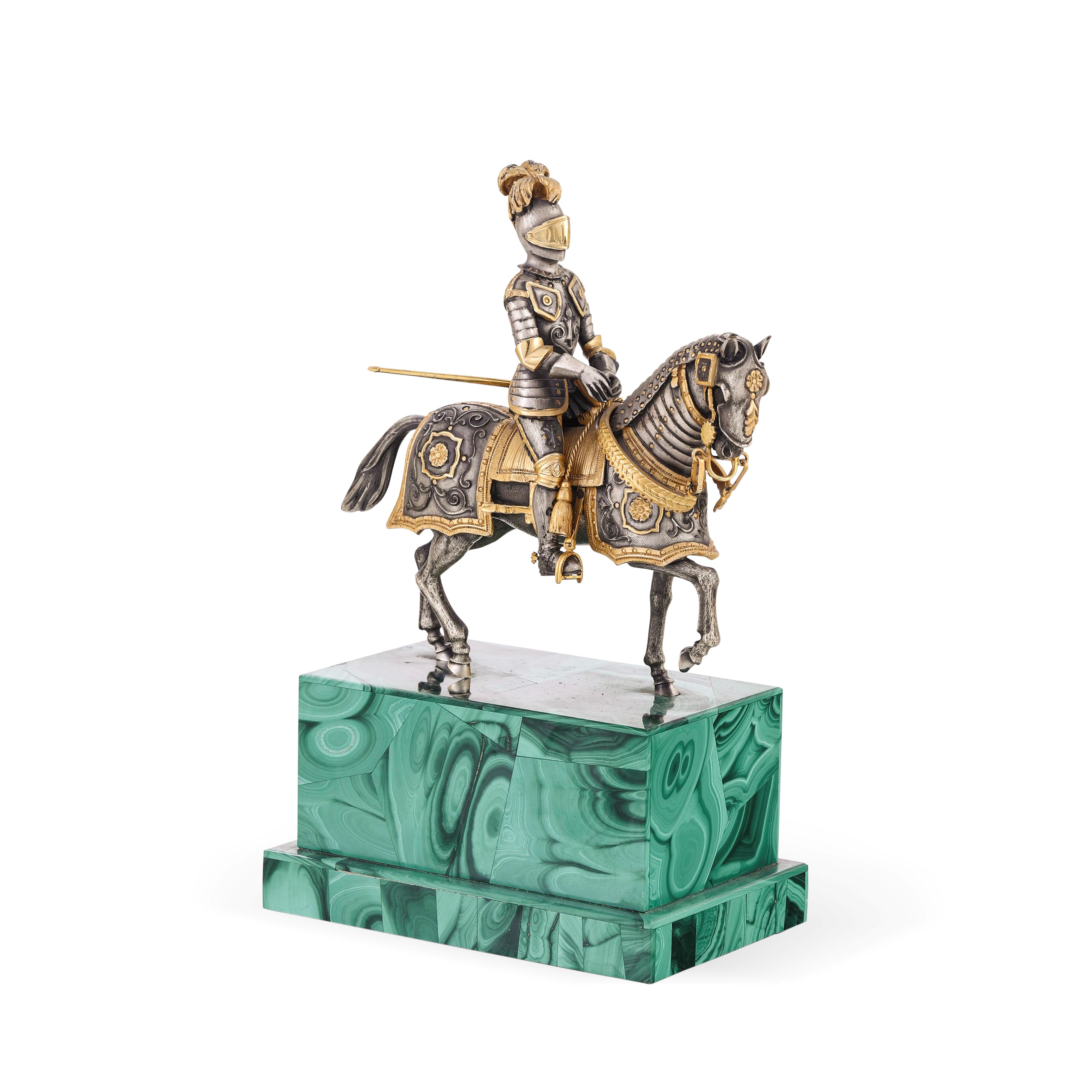 Cavaliere in armatura, argenteria artistica italiana in argento fuso, dorato su basamento rivesti...
