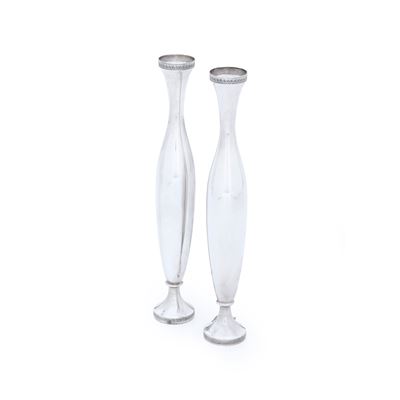 Argentiere Ottone e Aviotti (Alessandria), Coppia di candelieri in argento fuso e sagomato (XX se...