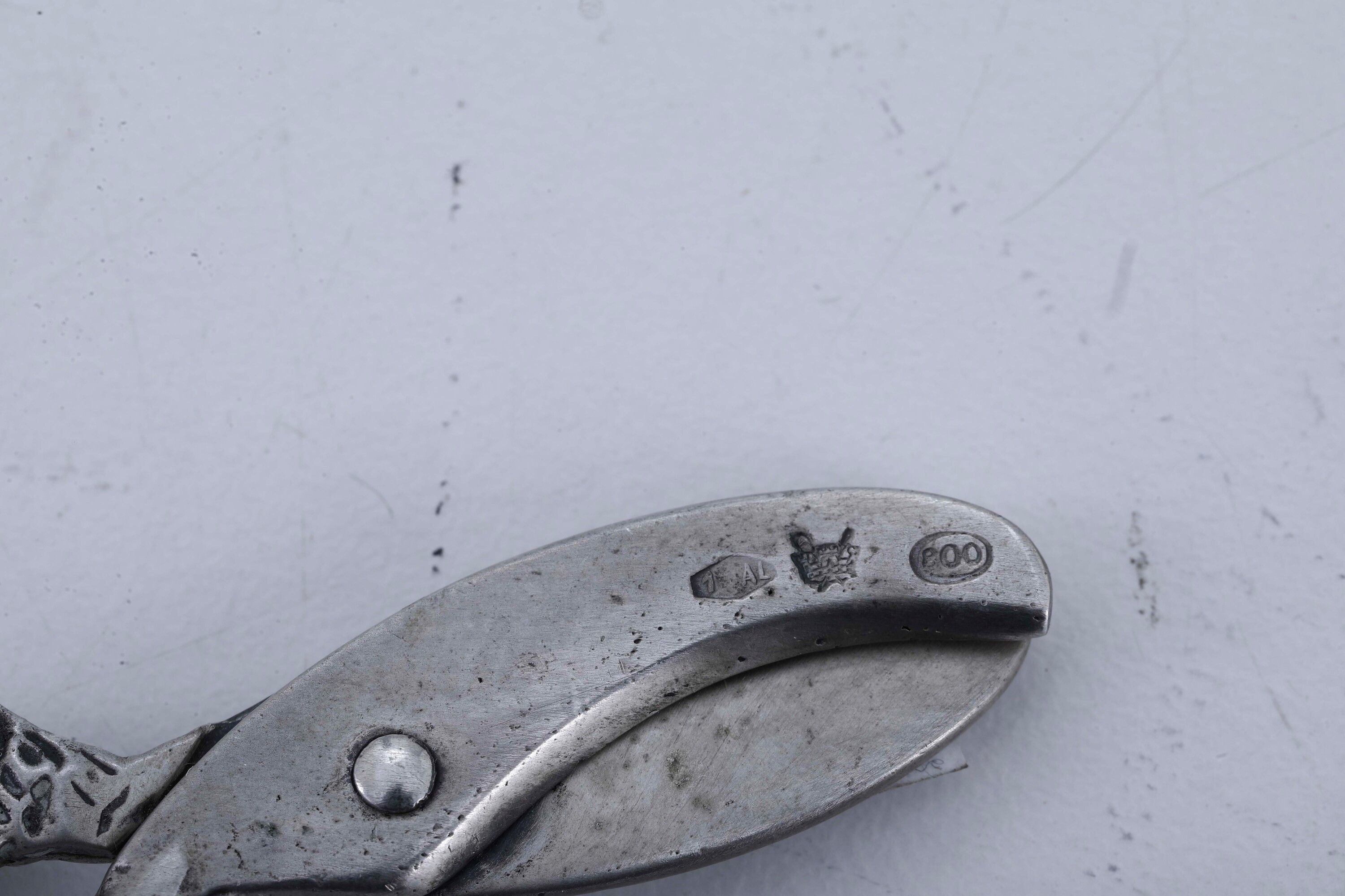 Argenteria italiana del XX secolo, set di tre forbici, paletta e pinza in argento fuso e sagomato