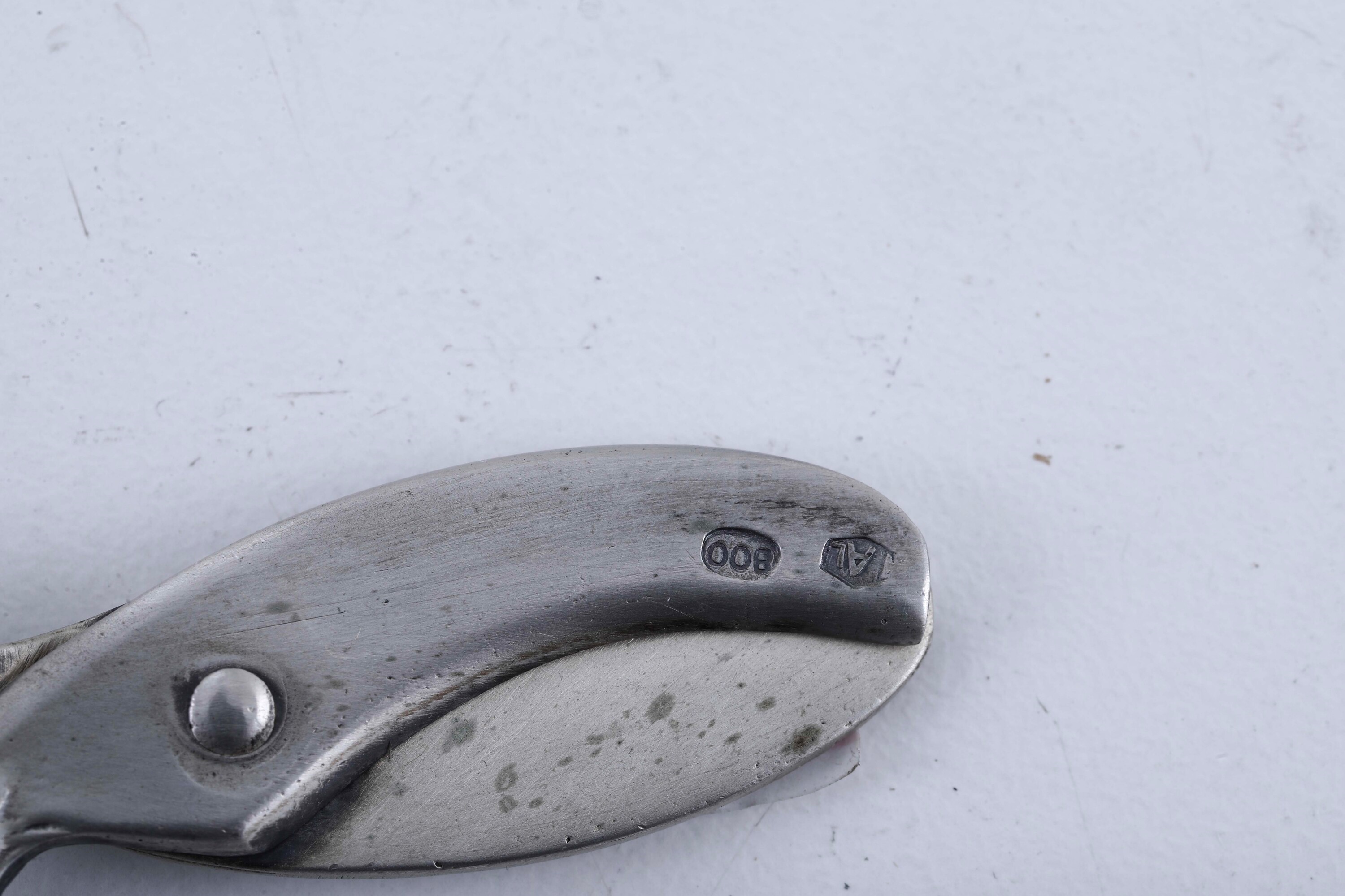 Argenteria italiana del XX secolo, set di tre forbici, paletta e pinza in argento fuso e sagomato