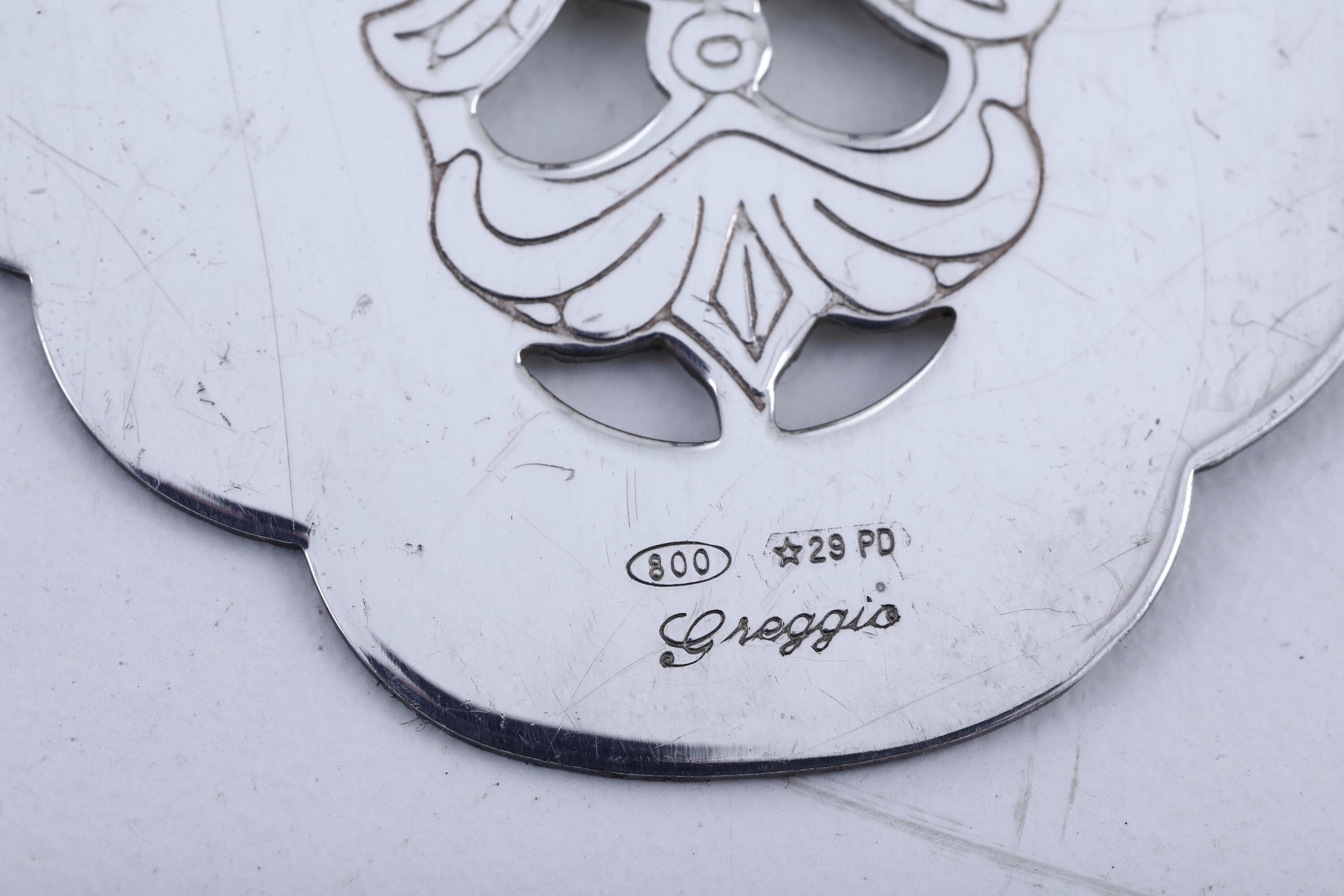 Argenteria italiana del XX secolo, set di tre forbici, paletta e pinza in argento fuso e sagomato