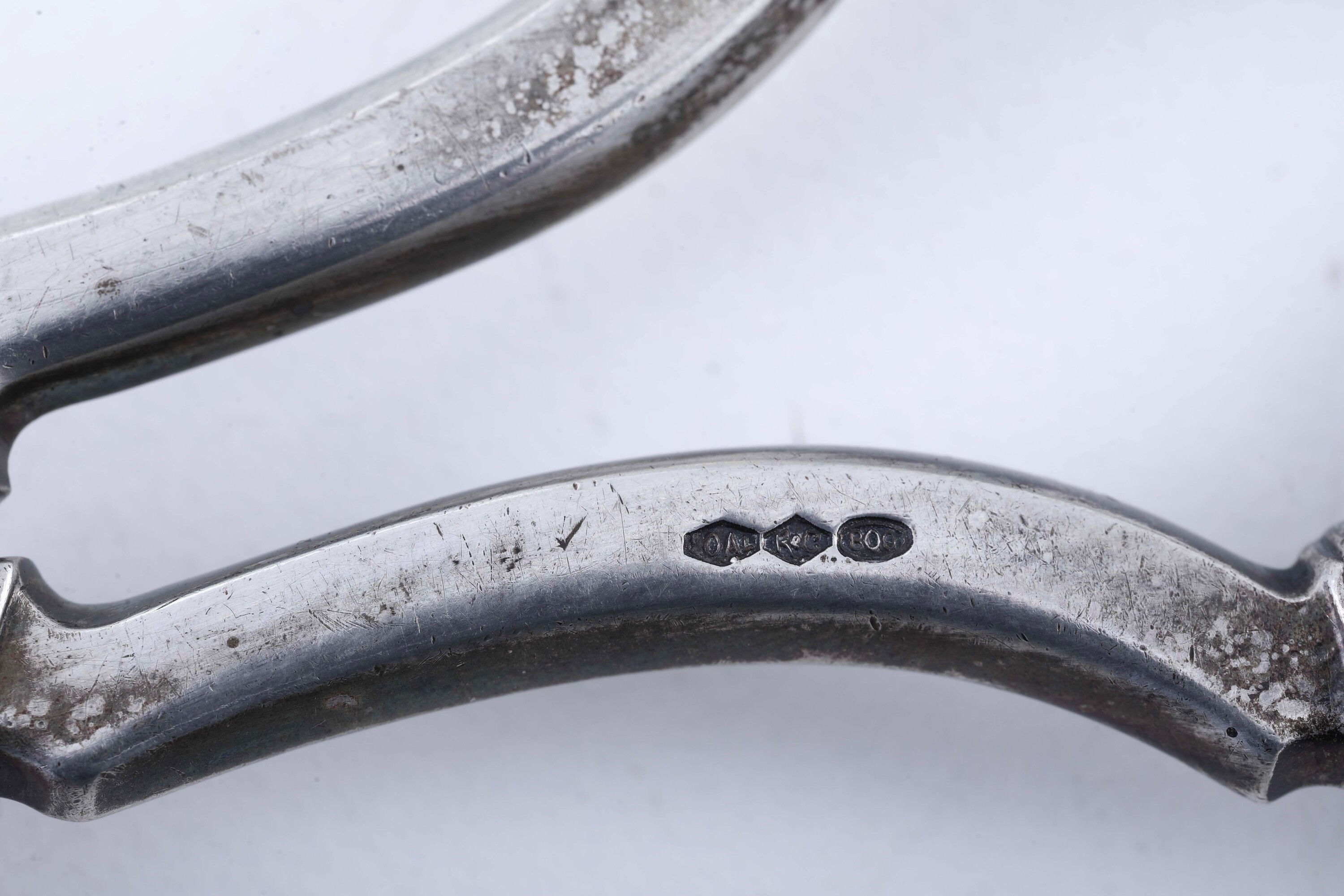 Argenteria italiana del XX secolo, set di tre forbici, paletta e pinza in argento fuso e sagomato