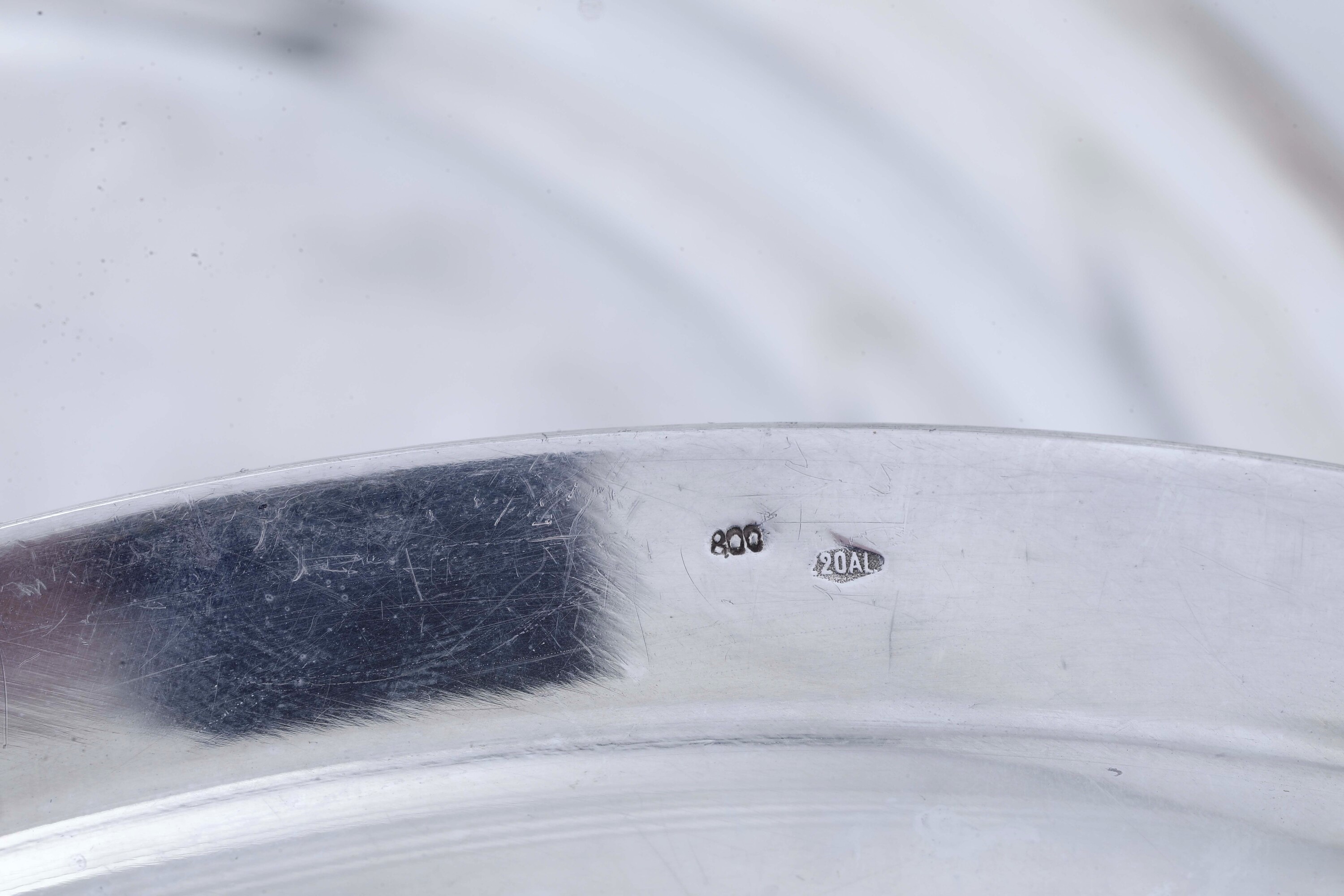 Argenteria, Un piatto e due piattini in argento fuso e sagomato