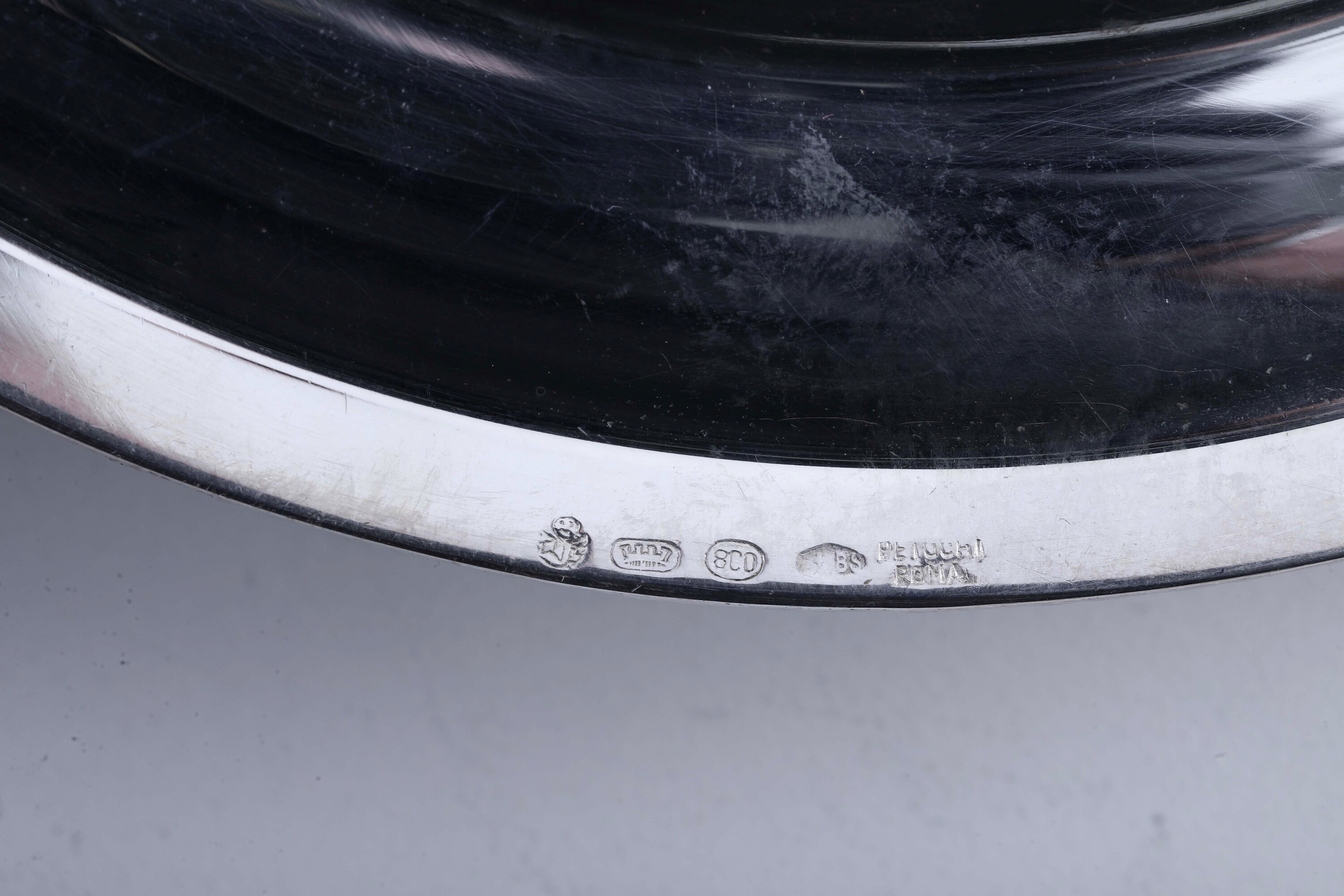 Argenteria, Un piatto e due piattini in argento fuso e sagomato