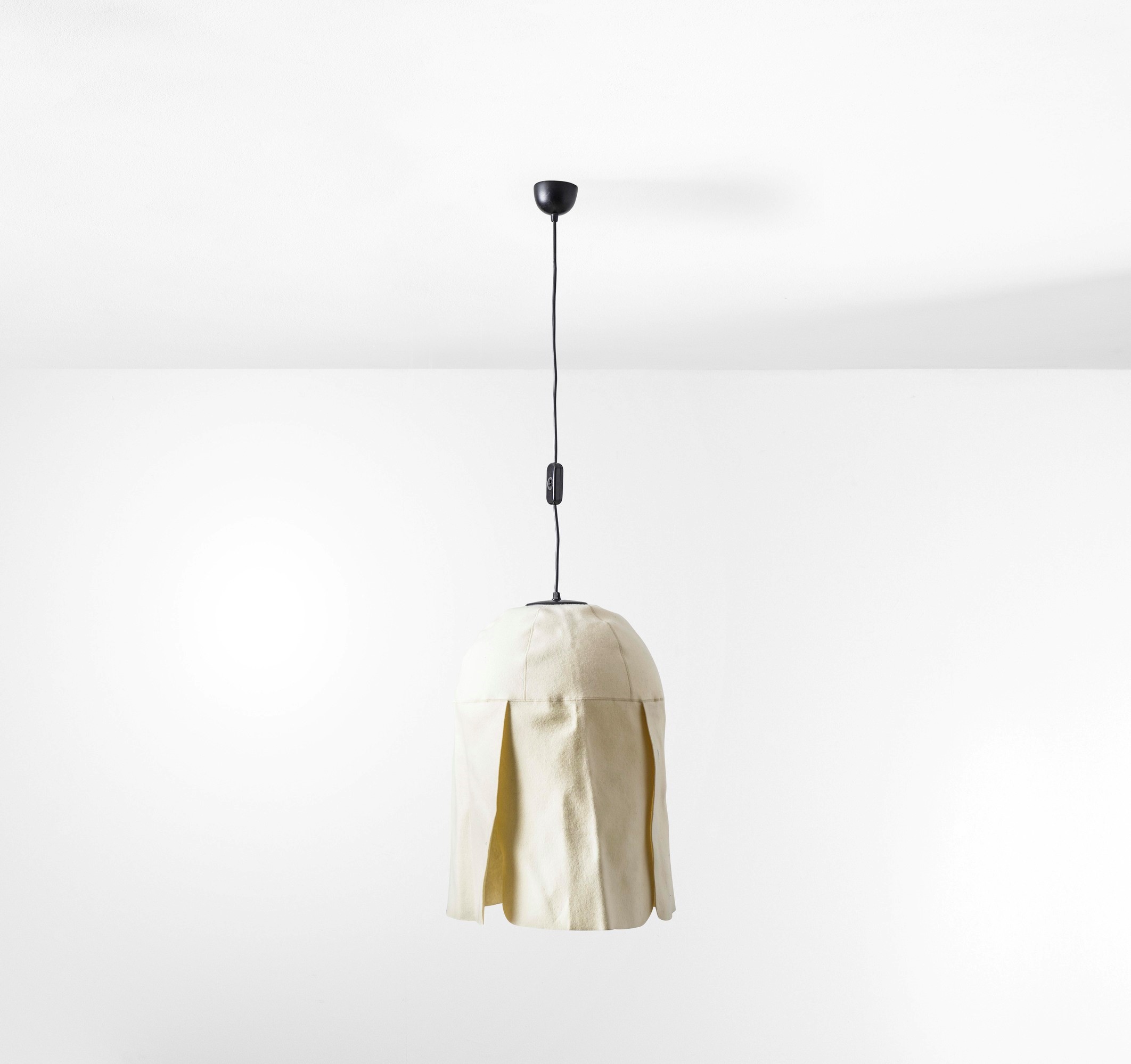 Ingo Maurer e Dorothee Becker - Lampada a sospensione mod. Augenwohl (plastico e feltro)