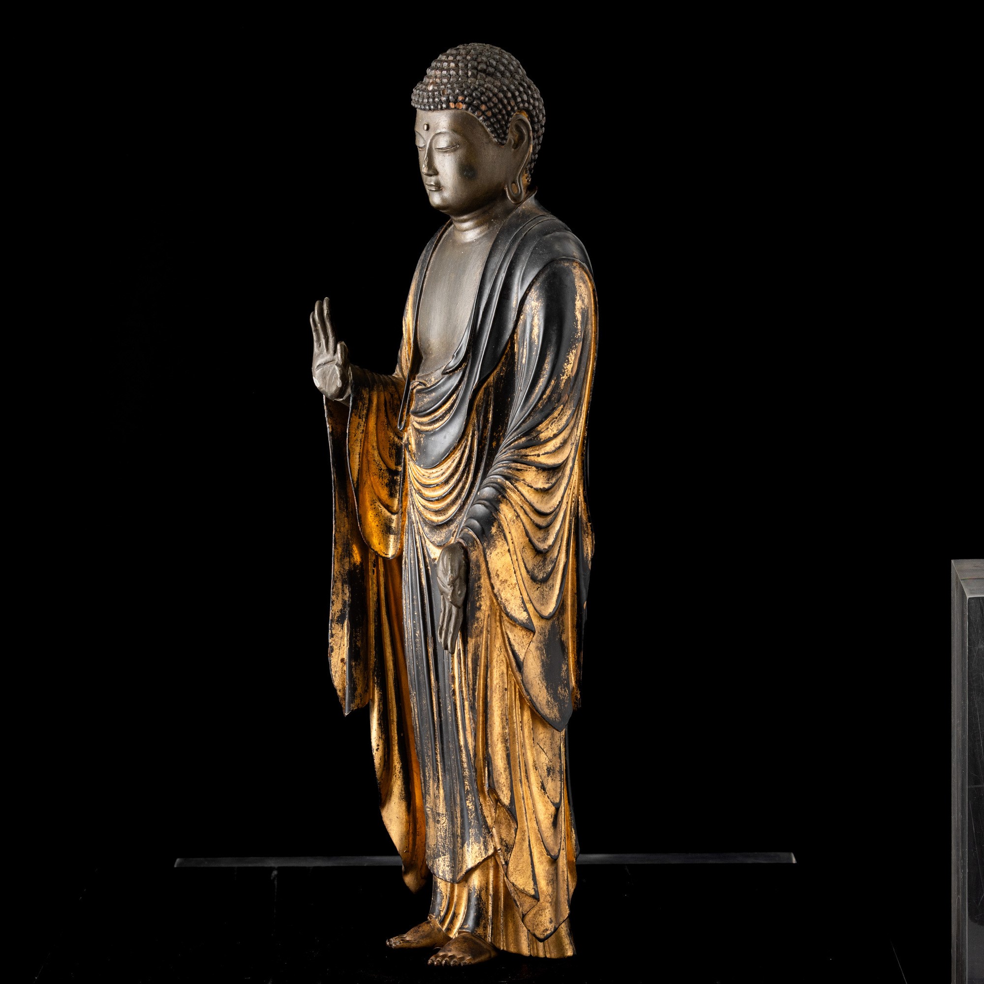 Buddha stante, Figura lignea con laccatura e tracce di doratura, Giappone, periodo Edo, XVII seco...