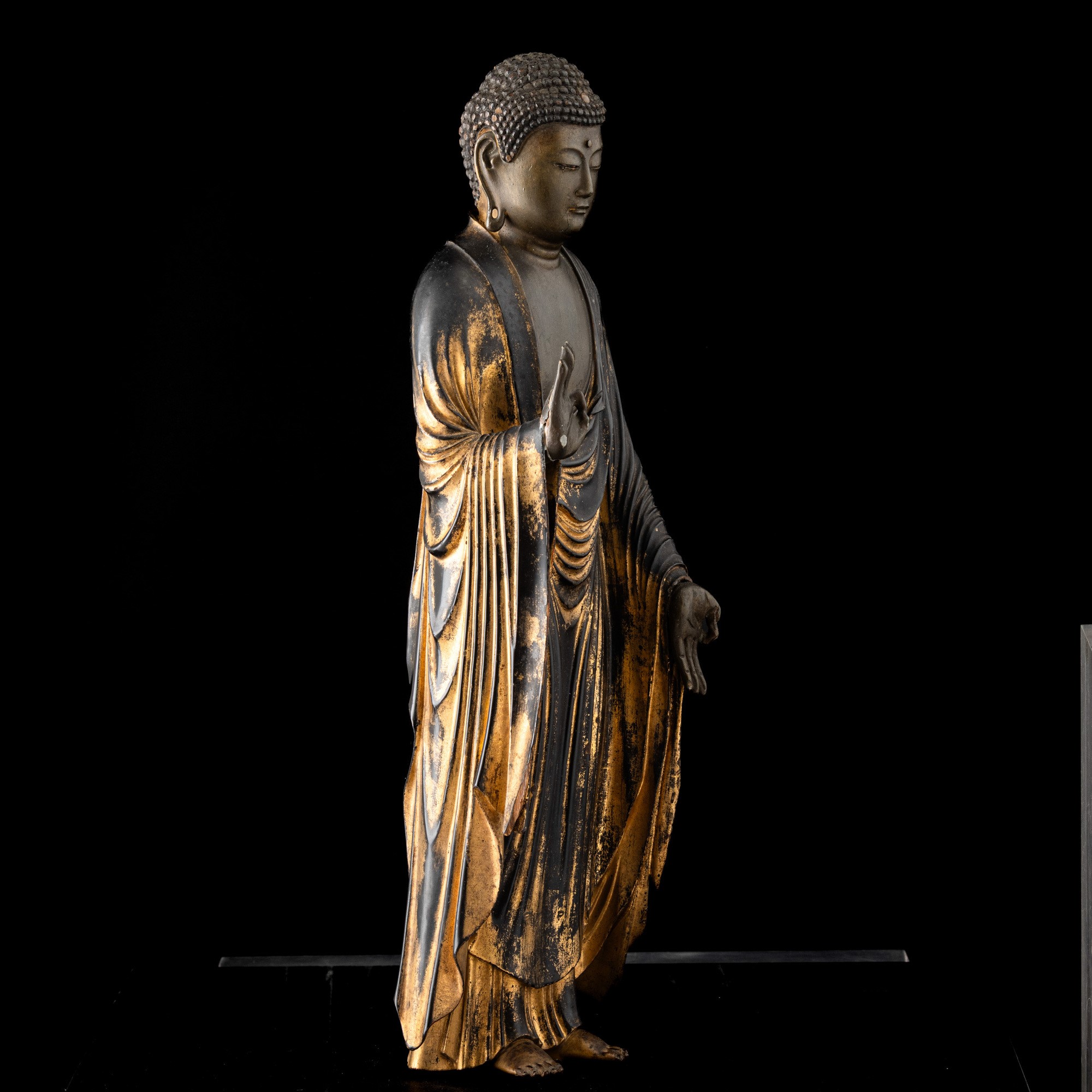 Buddha stante, Figura lignea con laccatura e tracce di doratura, Giappone, periodo Edo, XVII seco...