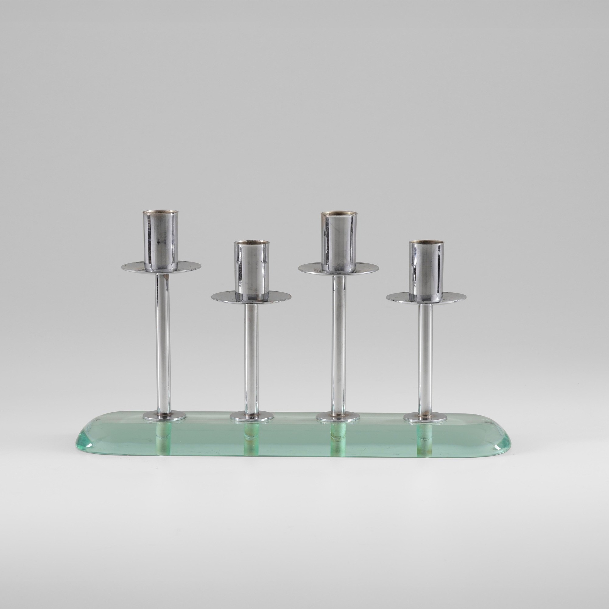 Portacandele, struttura in metallo cromato con base in cristallo molato (Italia, circa 1960)