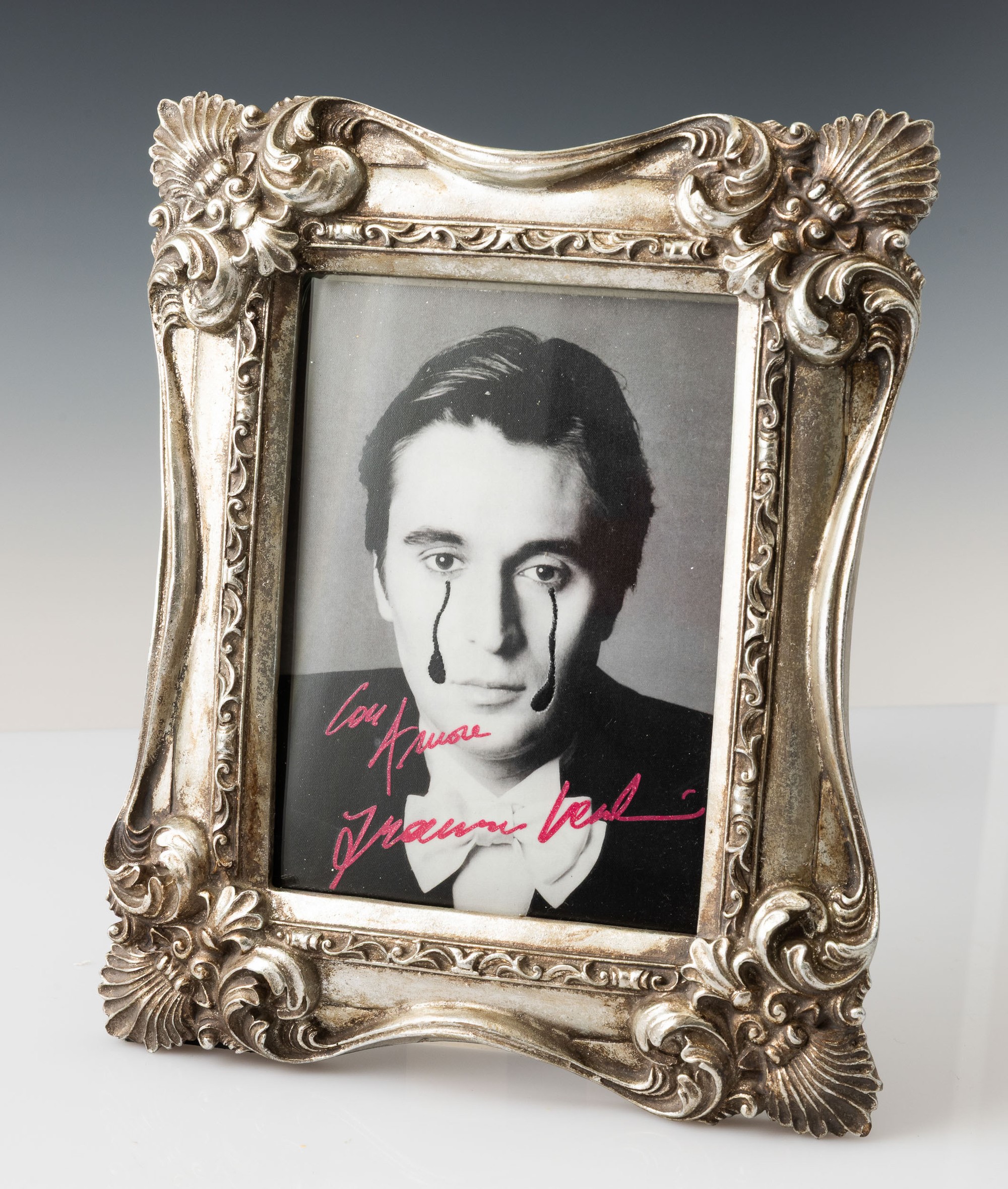 Francesco Vezzoli - Con amore, cartolina entro cornice (2012)