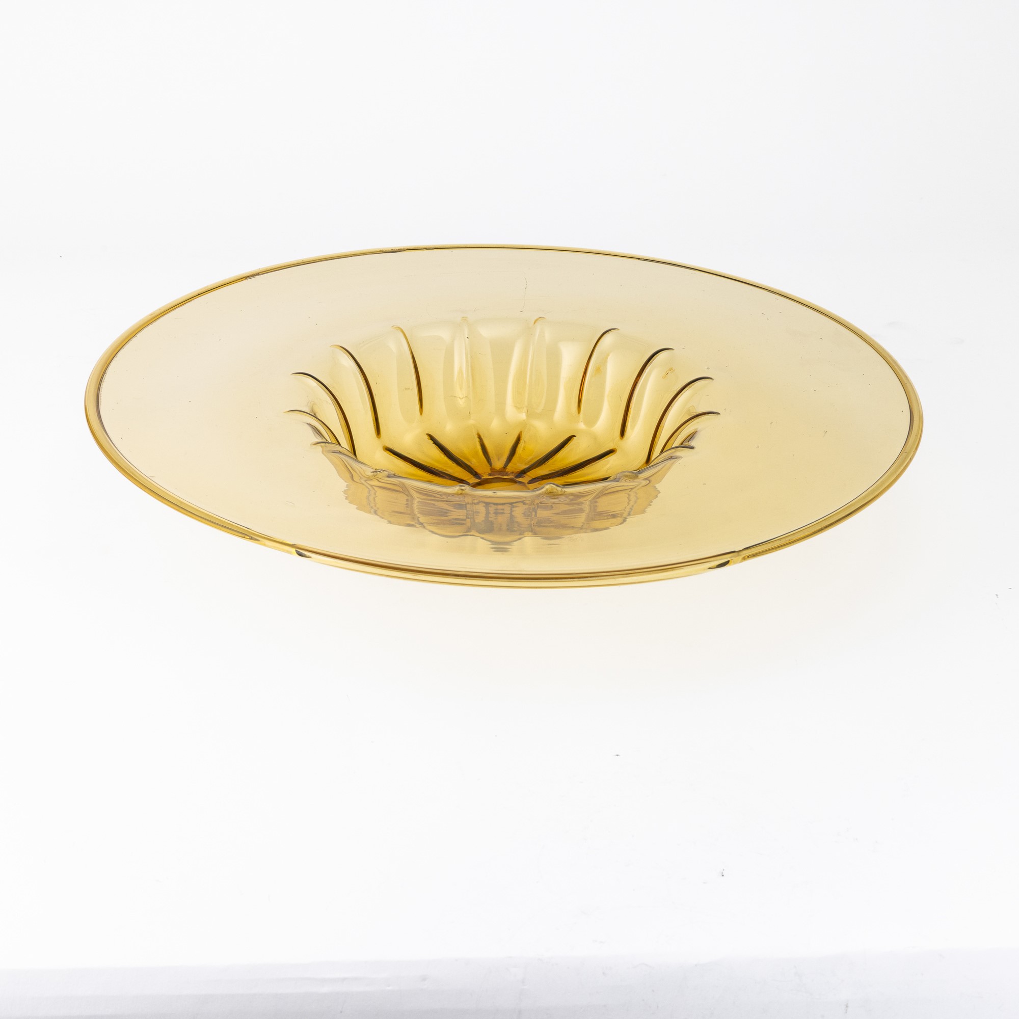 Murano (circa 1930), Piatto da parete in vetro soffiato pagliesco con centro baccellato