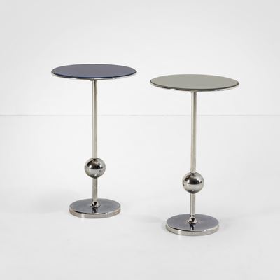 Due tavolini mod. T1 con struttura in metallo cromato e piano circolare in vetro colorato
