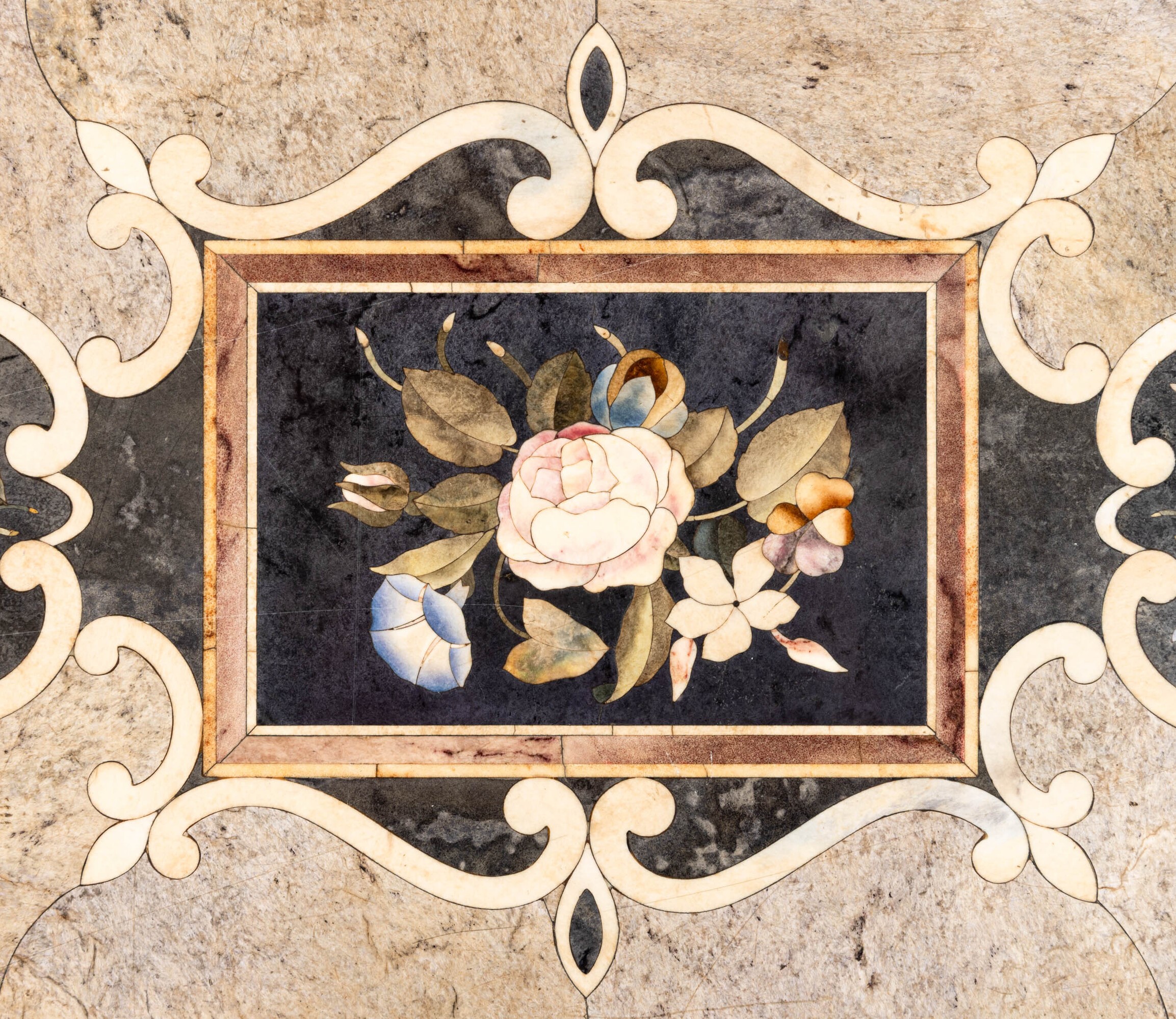 Piano in marmi e pietre dure. Opificio delle Pietre Dure, Firenze, XIX secolo