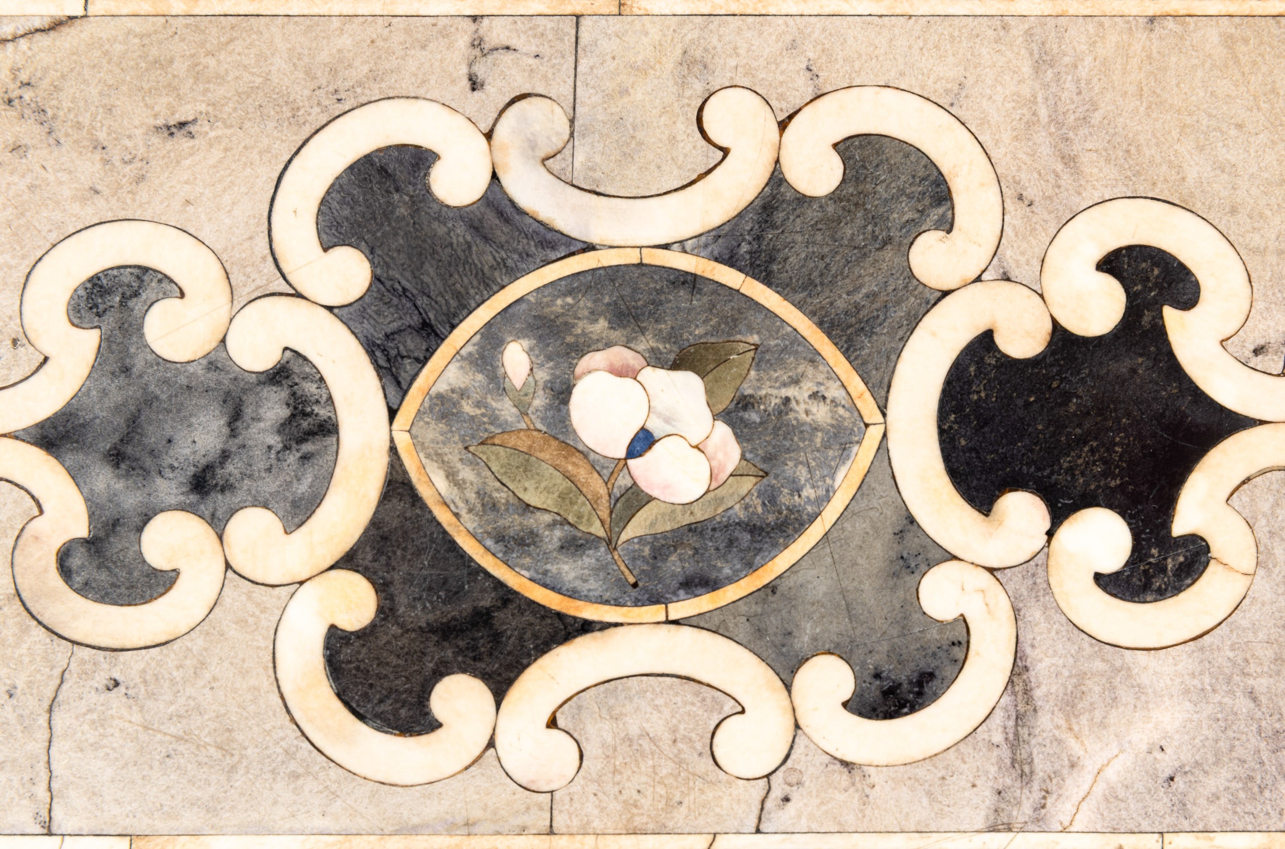 Piano in marmi e pietre dure. Opificio delle Pietre Dure, Firenze, XIX secolo