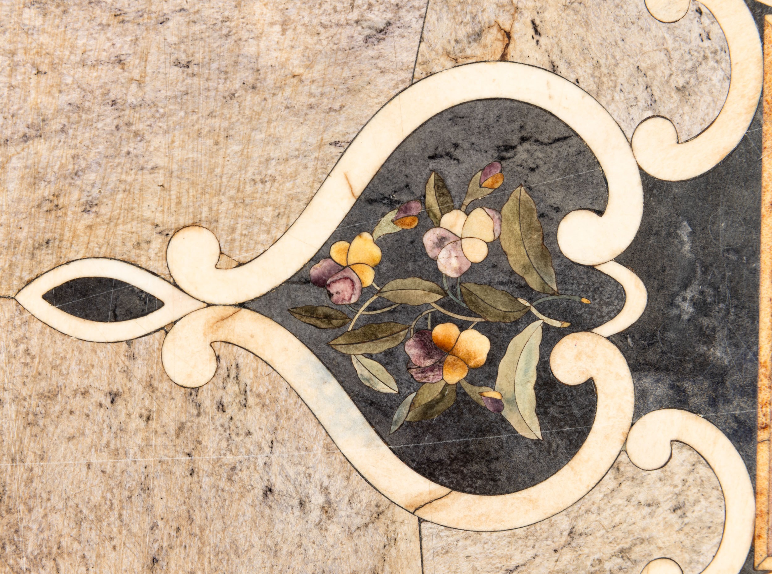 Piano in marmi e pietre dure. Opificio delle Pietre Dure, Firenze, XIX secolo