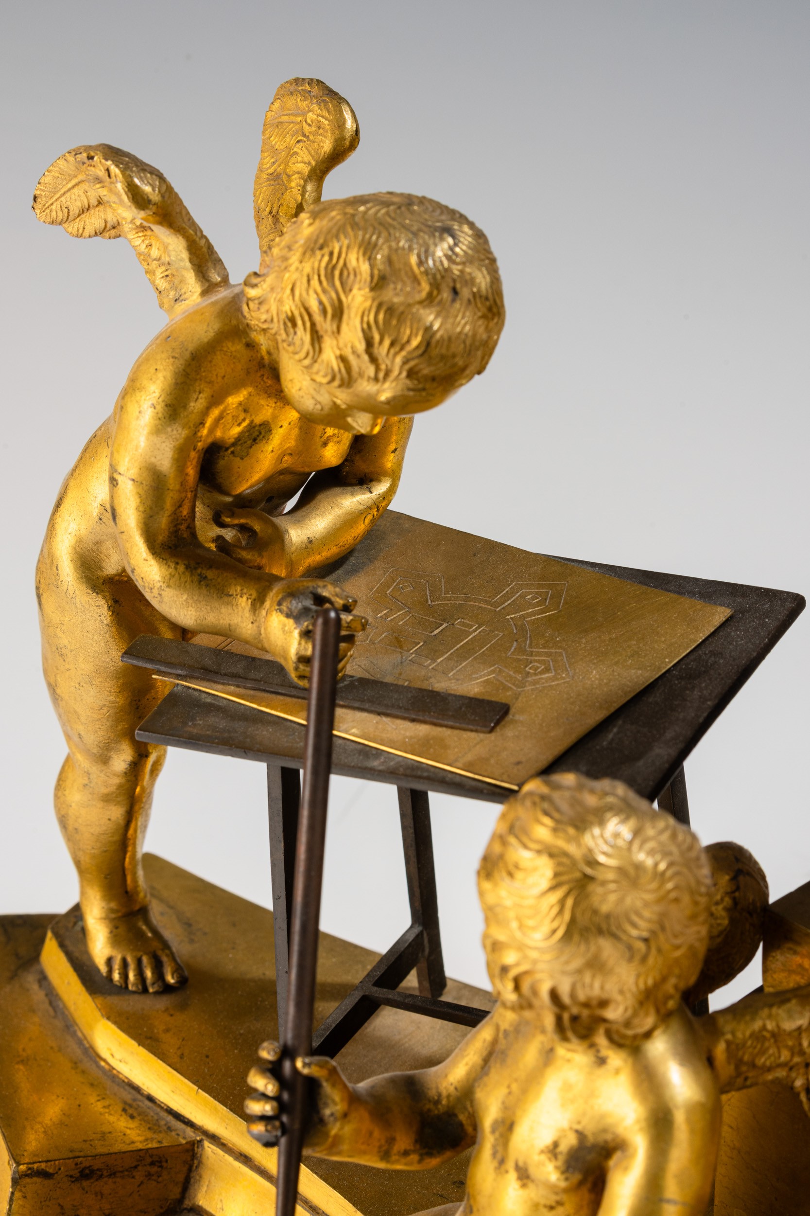 Coppia di elementi decorativi allegorici. Fonditore francese, XVIII - XIX secolo