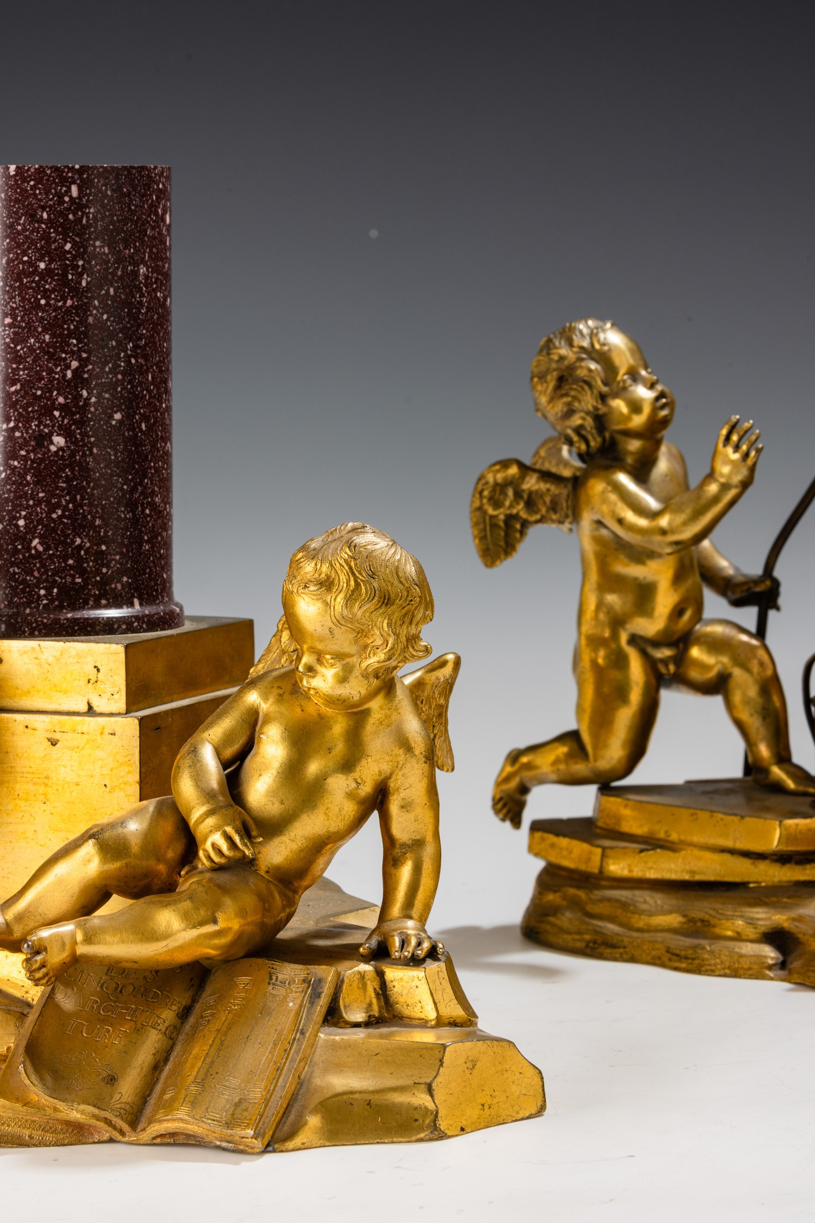 Coppia di elementi decorativi allegorici. Fonditore francese, XVIII - XIX secolo
