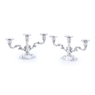 Castaudi & Gautero (Vercelli), Coppia di candelabri in argento fuso e sagomato, argenteria italia...