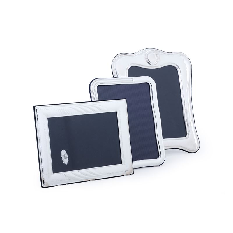 Tre cornici portafotografie in argento. XX secolo  - Auction Silverware - Cambi Casa d'Aste