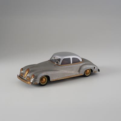 Alfa Romeo 2500 6C. - Ventura, modellino in latta con fondello in legno e motore a carica a molla
