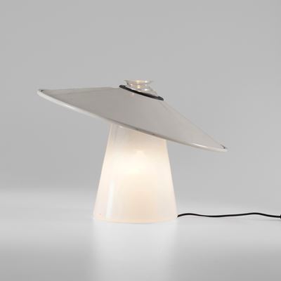 Lampada da tavolo mod. Alfiere, struttura in vetro lattimo e diffusore laccato