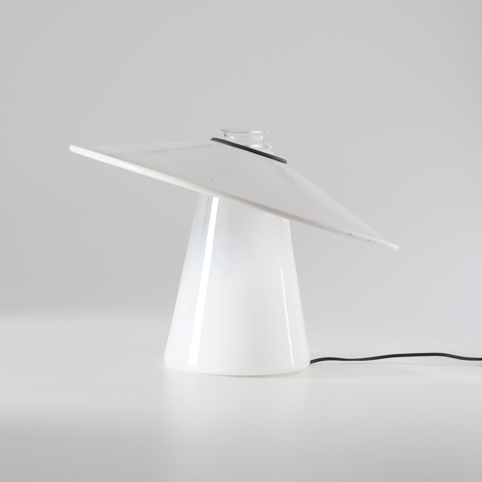 De Pas, D'urbino, Lomazzi - Lampada da tavolo mod. Alfiere, struttura in vetro lattimo e diffusor...
