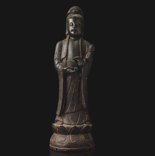 Figura di maternità stante su doppio fiore di loto in bronzo, Cina, Dinastia Ming, XVII secolo