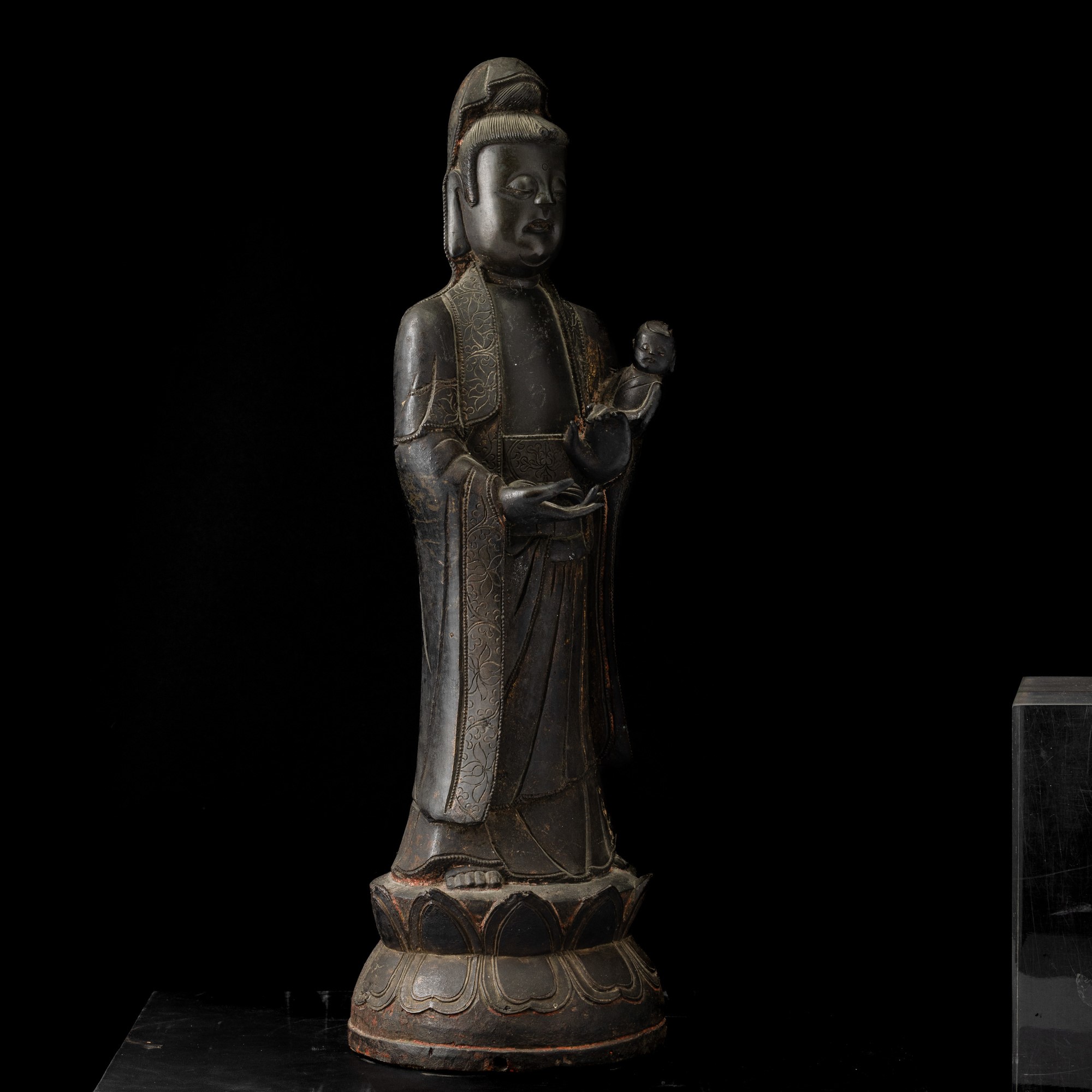 Cina, Figura di maternità stante su doppio fiore di loto in bronzo, Dinastia Ming (XVII secolo)