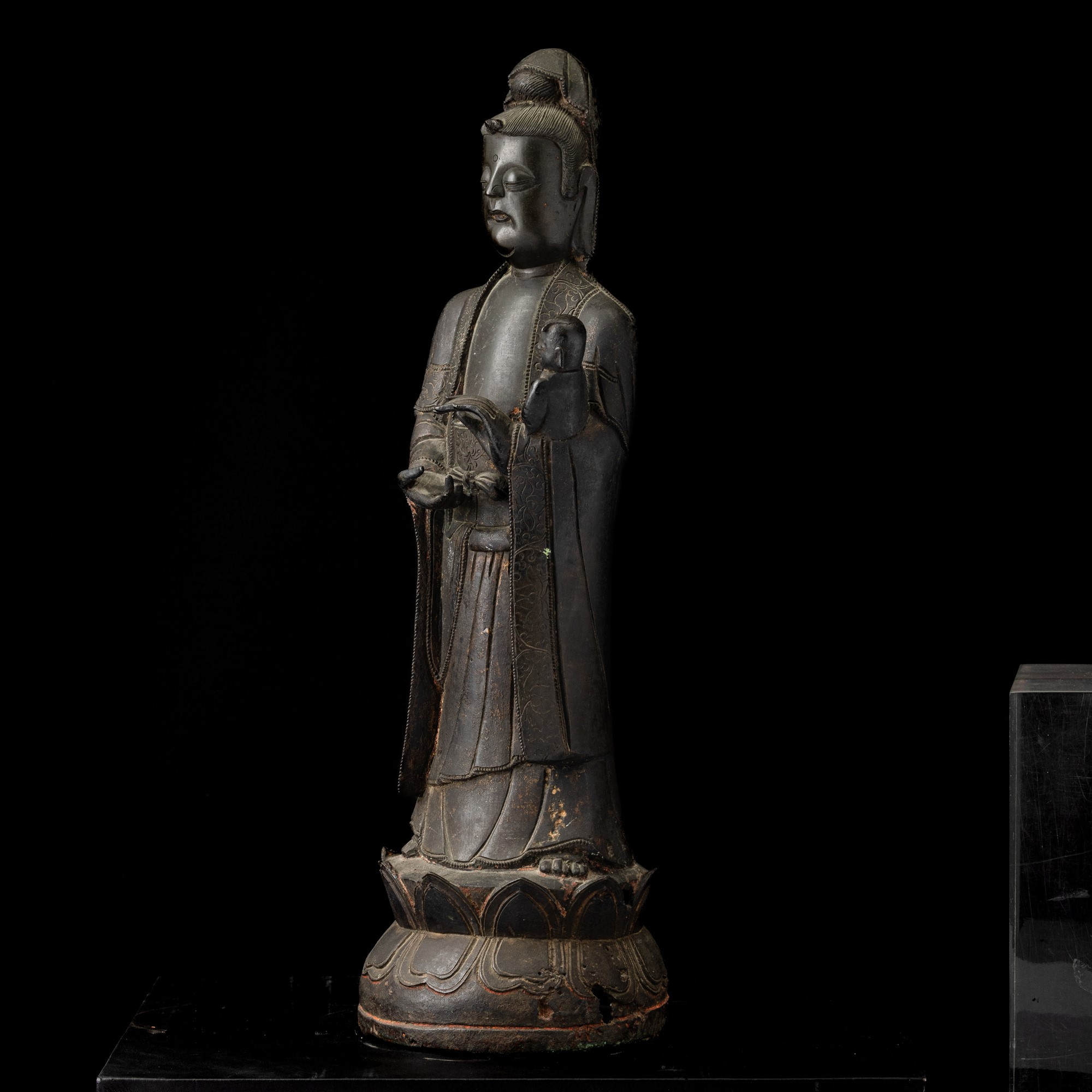 Cina, Figura di maternità stante su doppio fiore di loto in bronzo, Dinastia Ming (XVII secolo)
