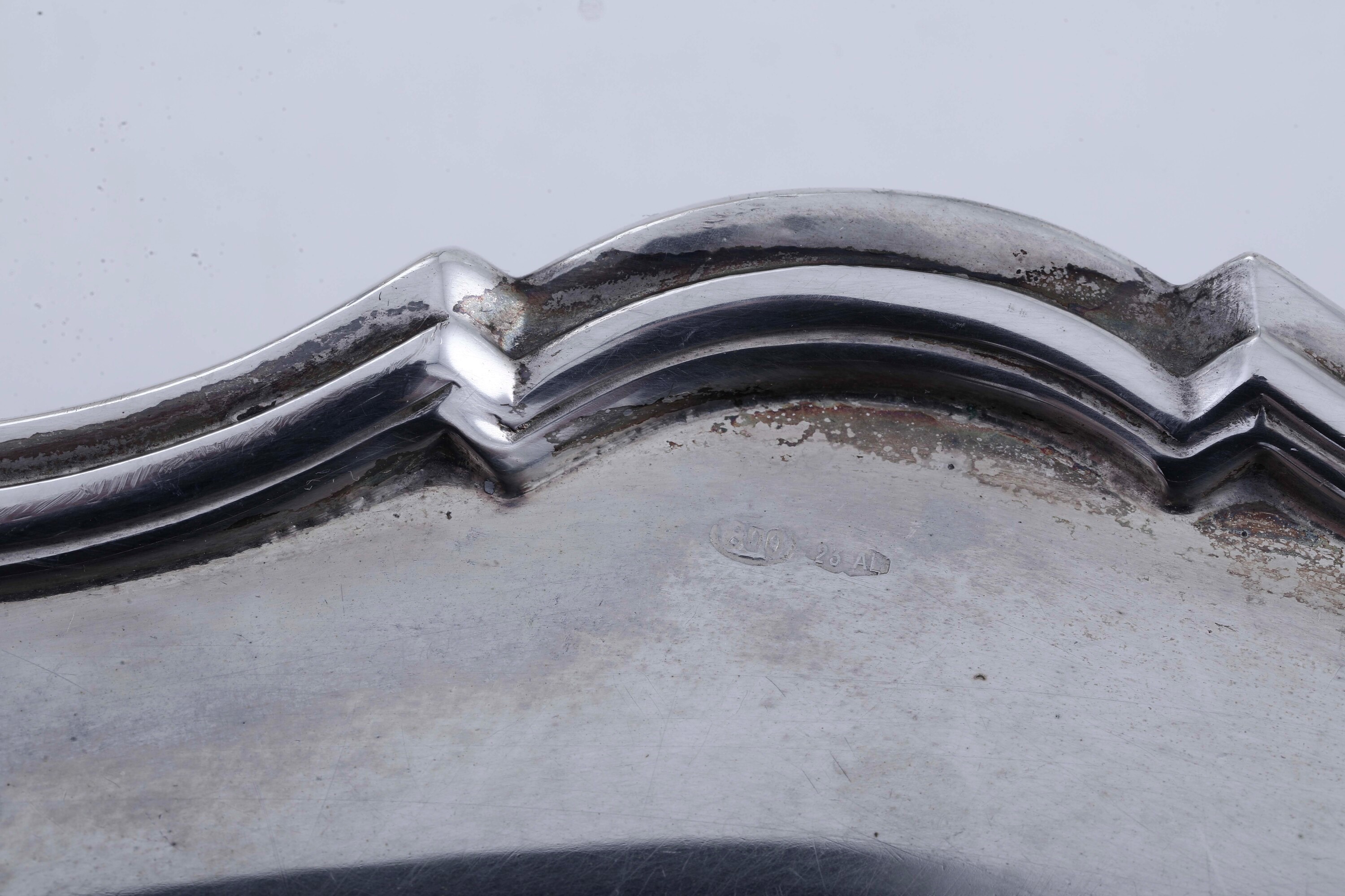 Argenteria italiana del XX secolo, Piatto sagomato e alzata in argento fuso e sagomato