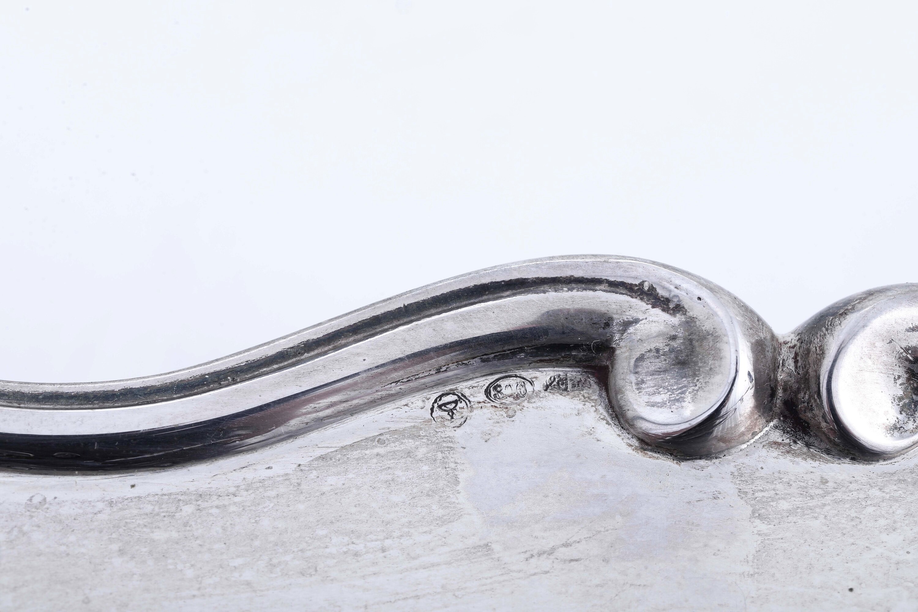 Argenteria italiana del XX secolo, Piatto sagomato e alzata in argento fuso e sagomato