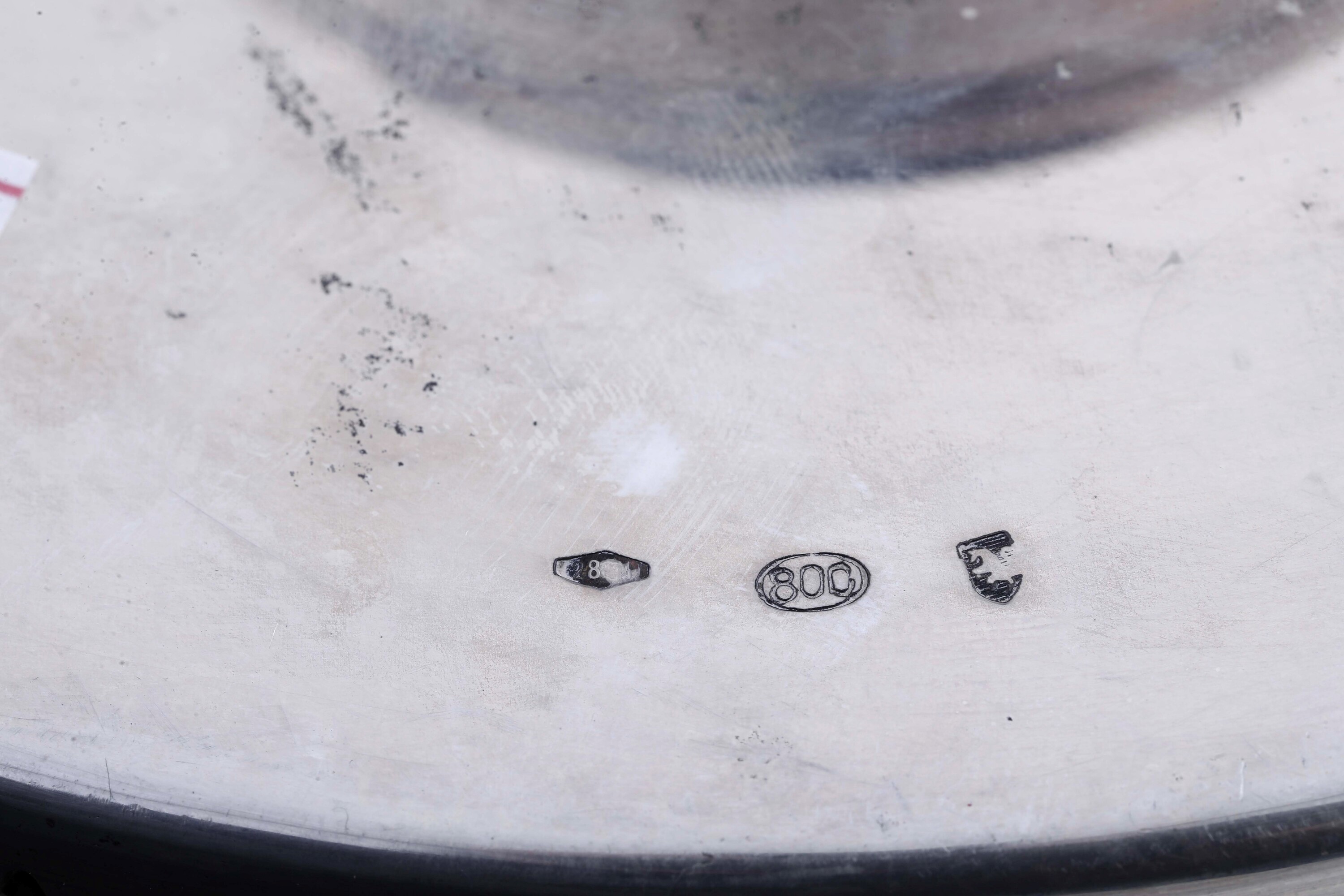 Argenteria italiana del XX secolo, piatto rotondo con alzata in argento fuso sagomato e traforato