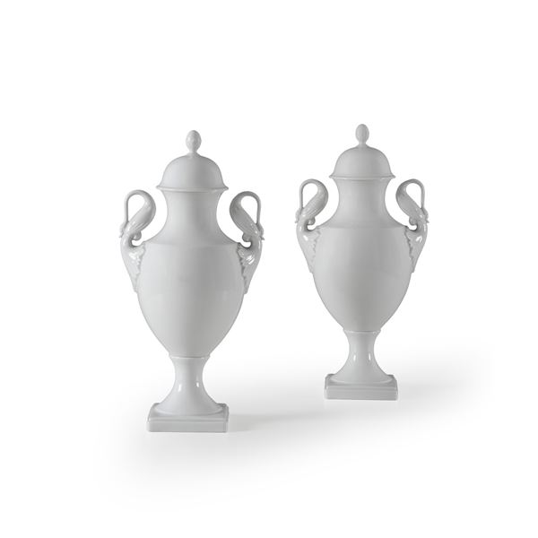 Coppia di Vasi in ceramica bianca