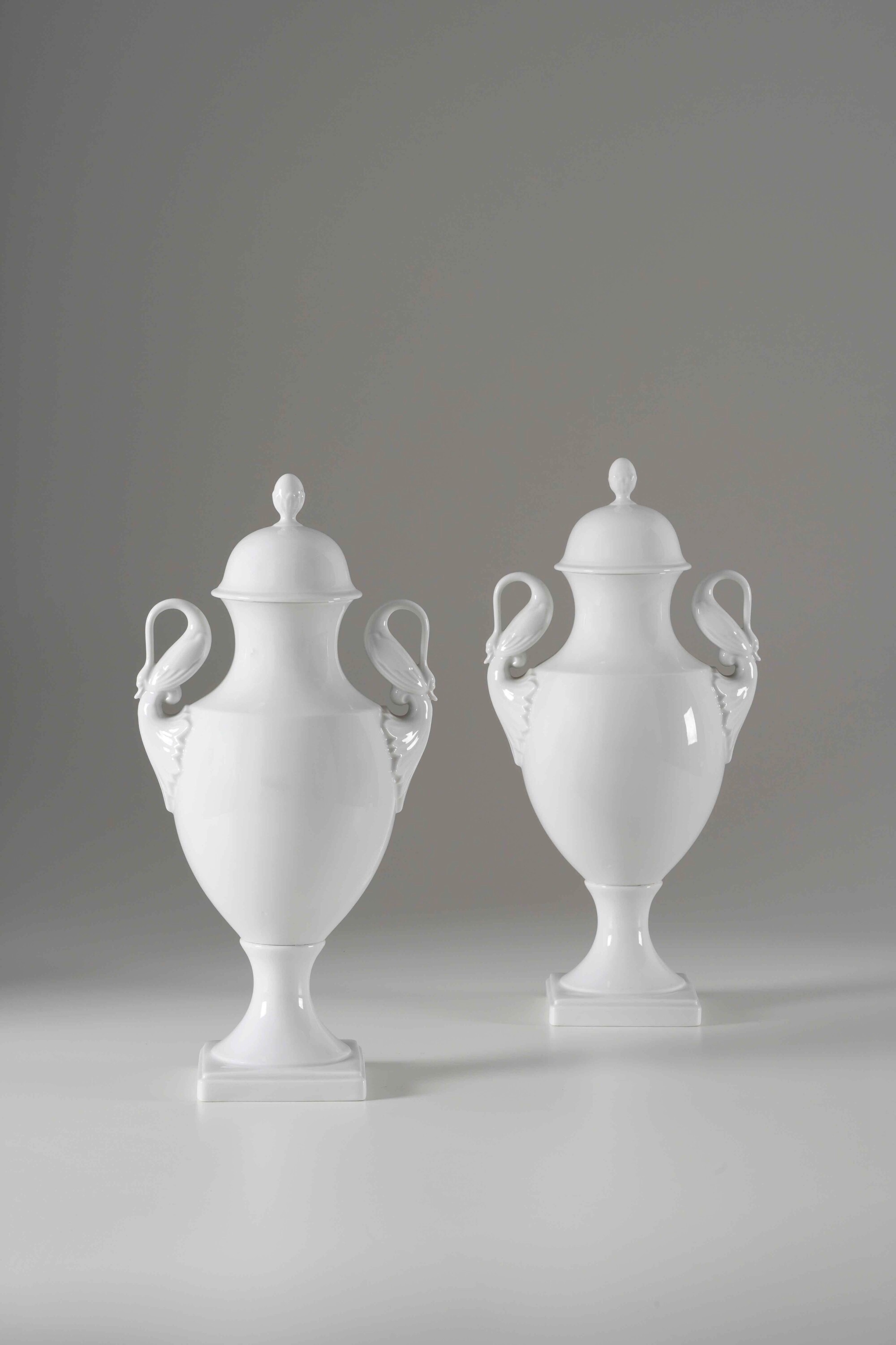 Coppia di Vasi in Ceramica Bianca