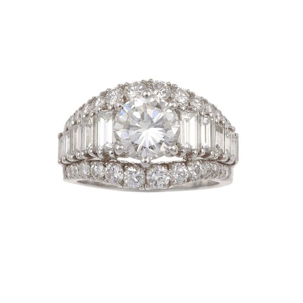 Anello con diamante centrale taglio brillante di ct 1.20 circa e diamanti taglio brillante e taglio baguette