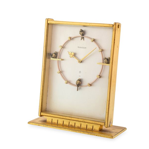 Jaeger-LeCoultre - Pendulette 8 Jours in ottone dorato, quadrante argentè con decori con uccellini a ore dodici, tre, sei e nove, carica manuale con riserva 8 giorni, circa 1960