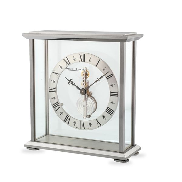 Jaeger-LeCoultre - Pendola da tavolo ref. 508 in acciaio, quadrante ad anello con numeri Romani e decori fleur-de-lis, movimento a vista "Baguette" con riserva 8 giorni di carica, circa 1970