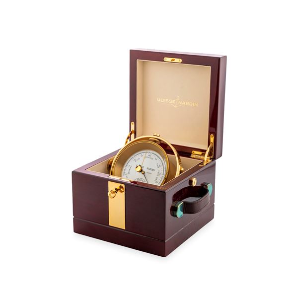 Barometro basculante navale in ottone dorato, quadrante bianco con indicazione di pressione atmosferica e temperatura in Celsius e Farenheit, circa 1990