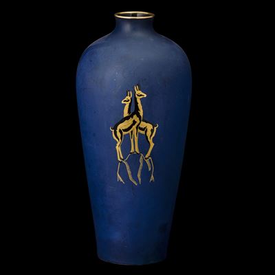 Vaso a balaustro in porcellana policroma con decoro di cerbiatti