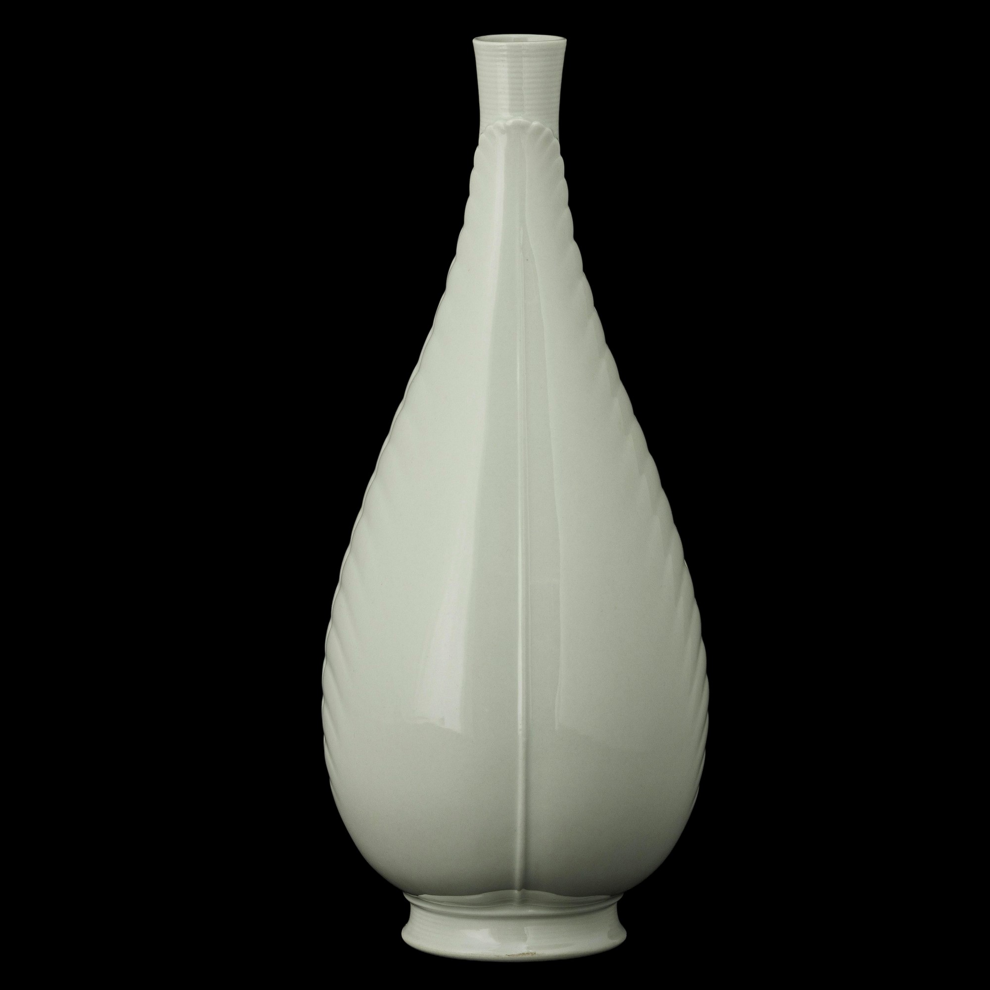 Giovanni Gariboldi - Vaso a goccia in porcellana a smalto celadon con decoro a foglie applicate