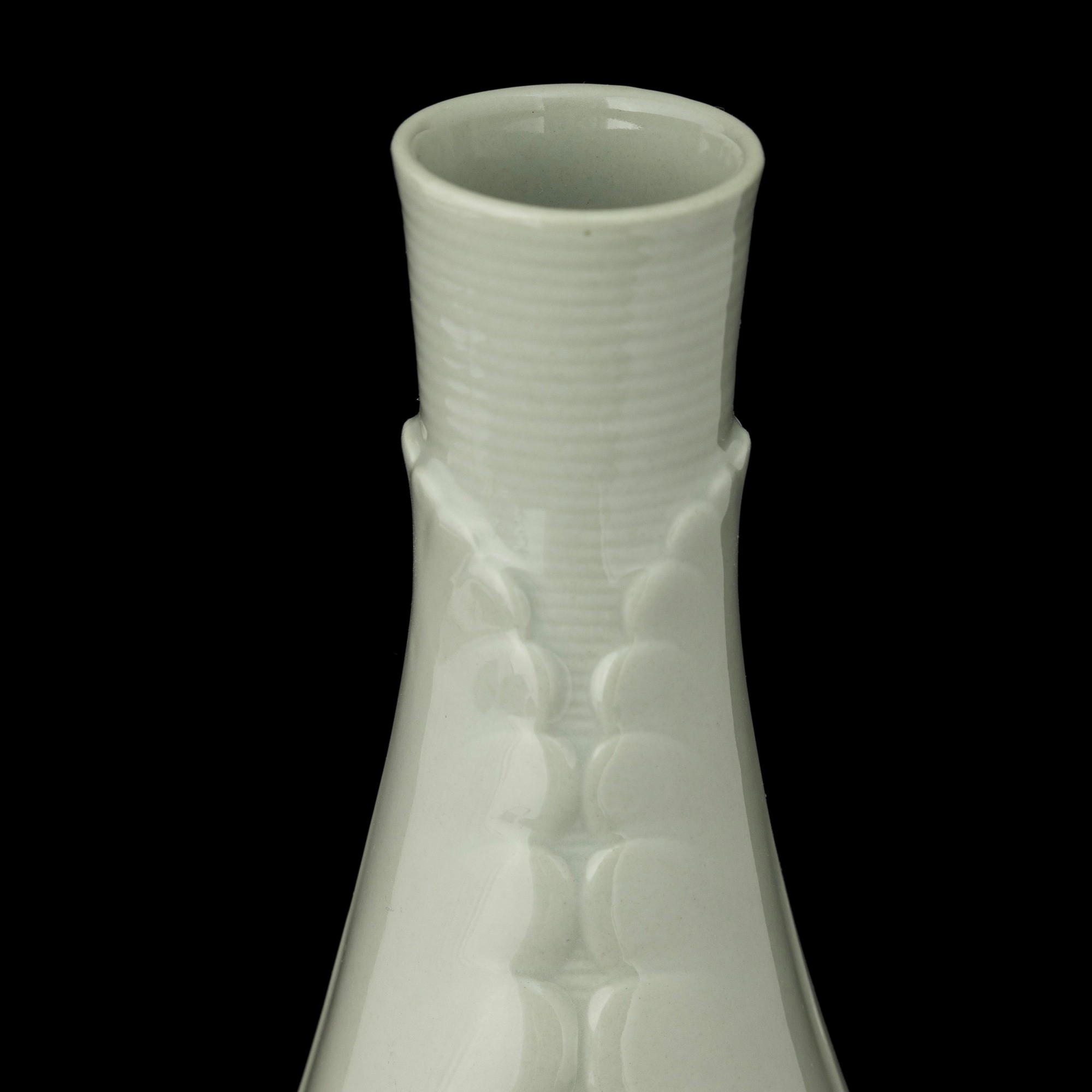 Giovanni Gariboldi - Vaso a goccia in porcellana a smalto celadon con decoro a foglie applicate