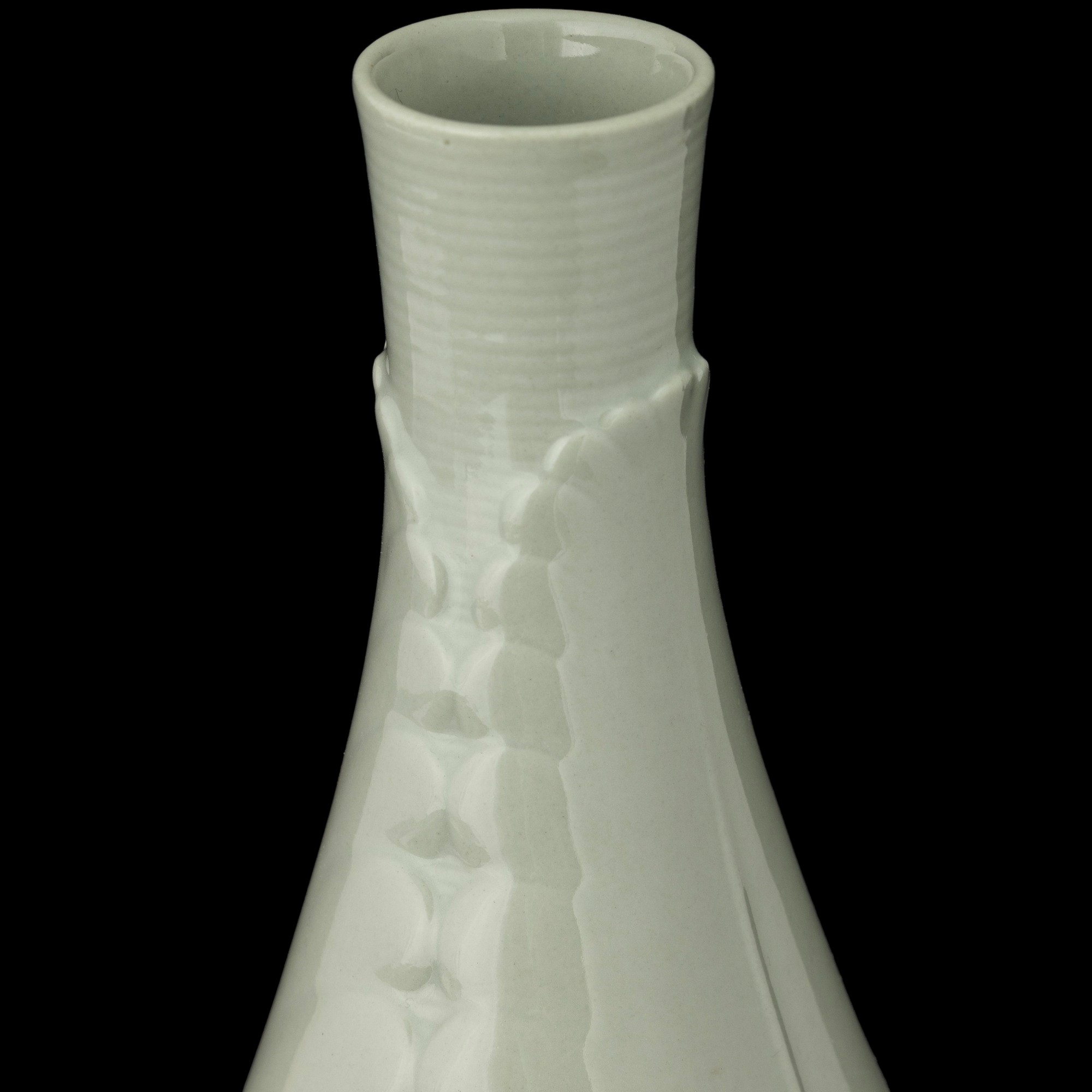 Giovanni Gariboldi - Vaso a goccia in porcellana a smalto celadon con decoro a foglie applicate