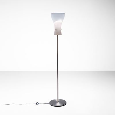 Lampada da terra in metallo cromato e vetro satinato lattiginoso