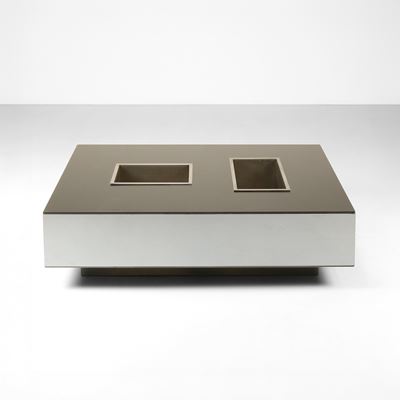 Tavolo basso con vasche in metallo cromato e piano in vetro specchiato