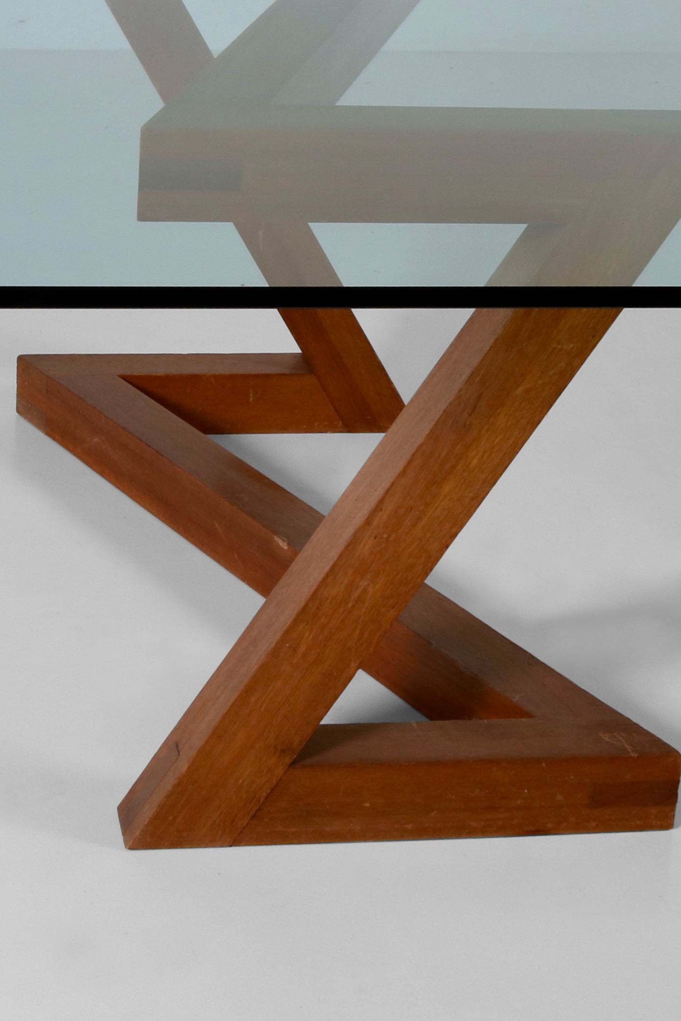 Italia, Tavolo con struttura scultorea in legno e piano in vetro (ca. 1970)