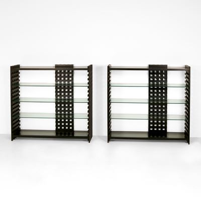 Due librerie in legno laccato con piani in cristallo