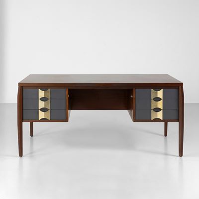 Scrivania con piano e struttura in legno, cassetti rivestiti in laminato