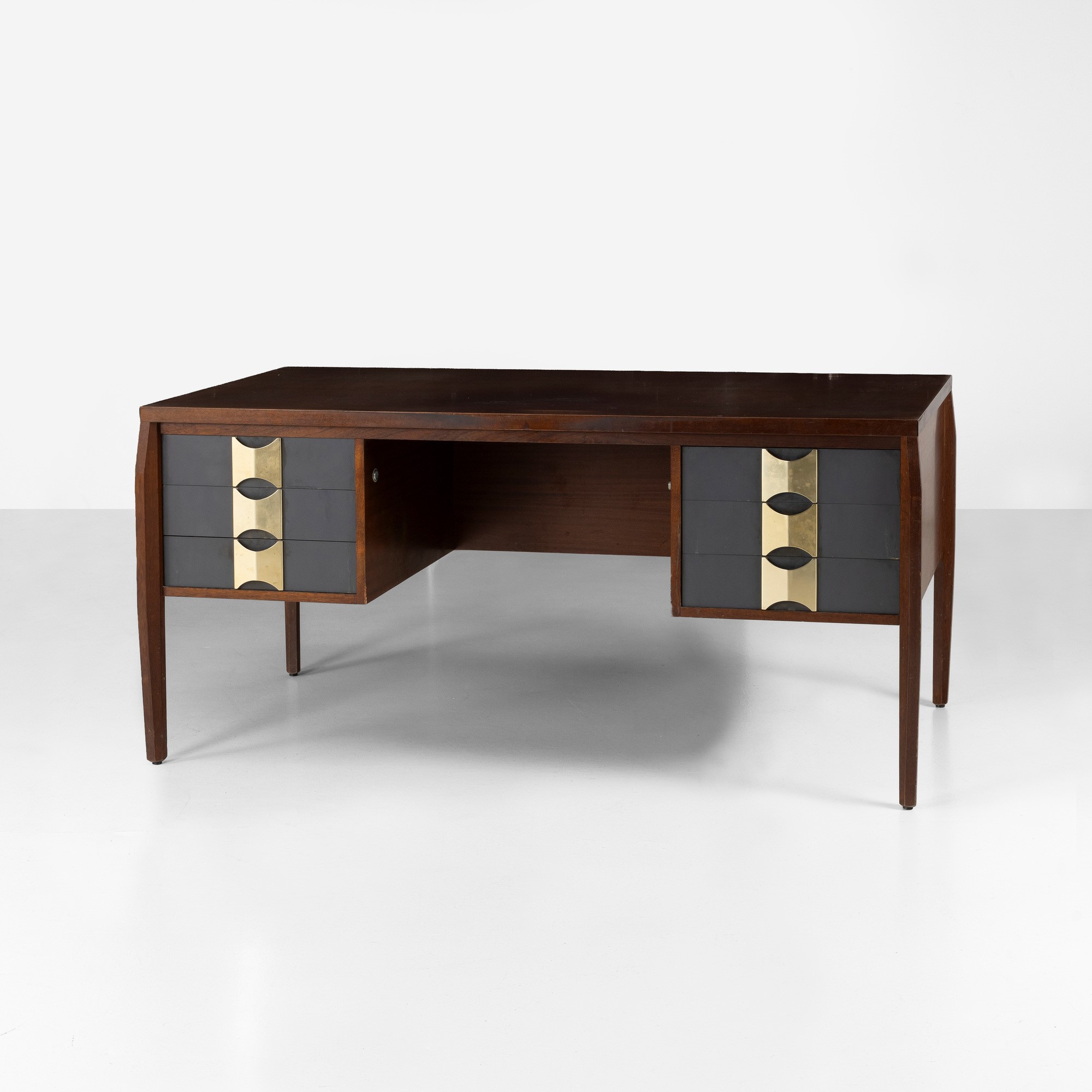 Dassi - Scrivania con piano e struttura in legno, cassetti rivestiti in laminato