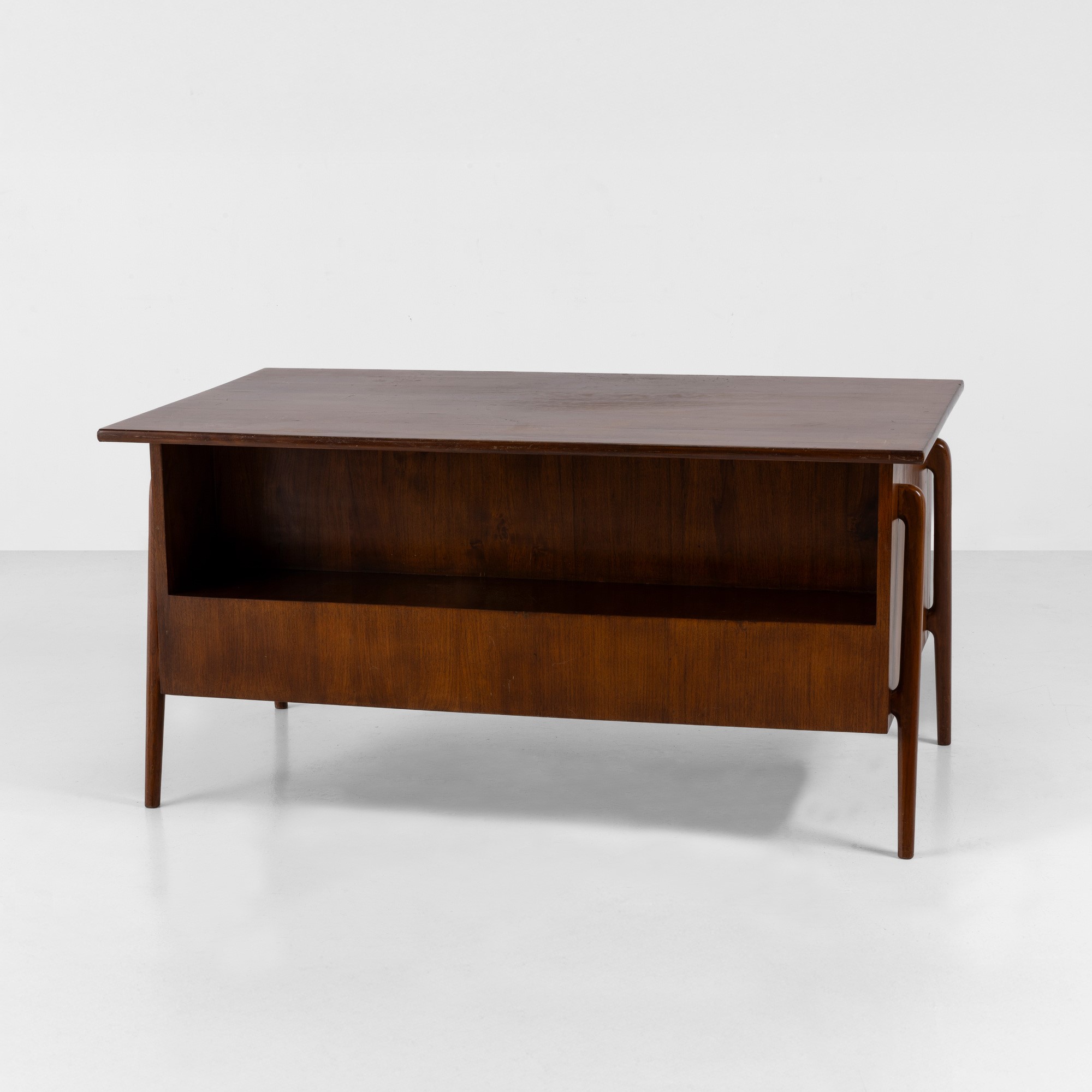 Scrivania, struttura in legno con dettagli in ottone (produzione italiana, ca. 1950)