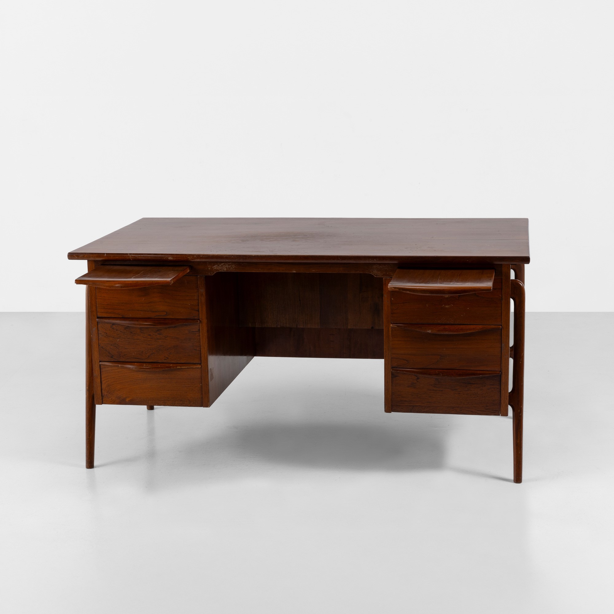 Scrivania, struttura in legno con dettagli in ottone (produzione italiana, ca. 1950)