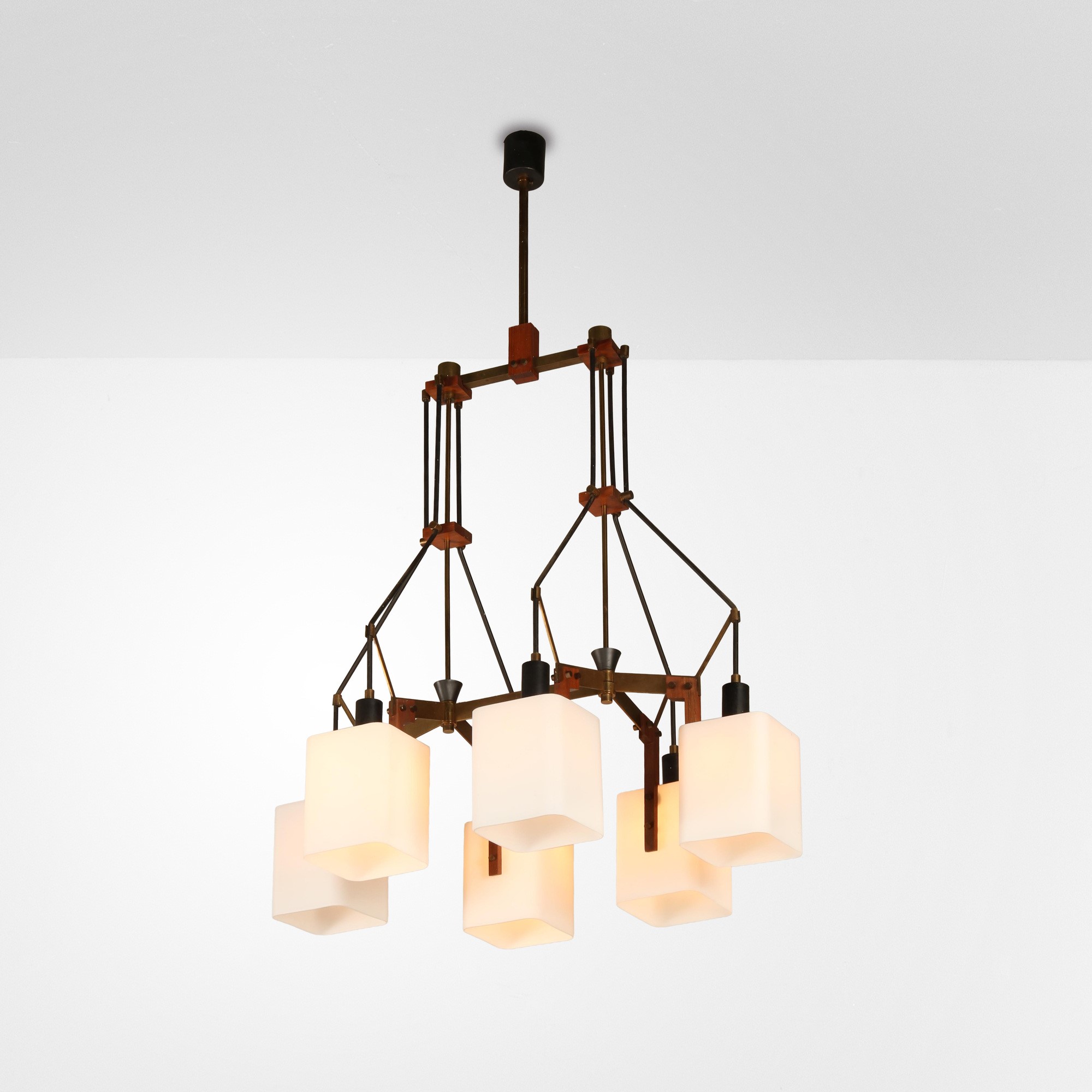 Stilnovo - Lampada a sospensione in ottone, legno e metallo laccato con diffusore in vetro opalin...